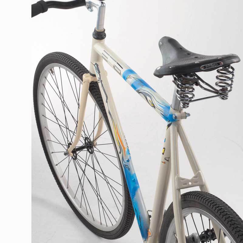 Fahrrad mit cremefarbenem Rahmen und blauen Akzenten, schwarzer Sattel mit Federung.