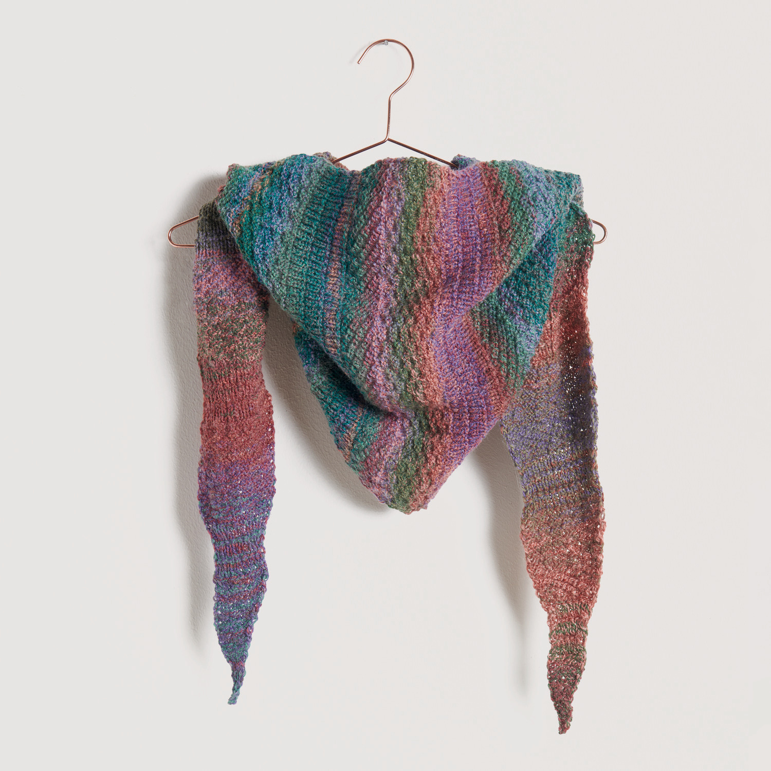 Buntes Dreieckstuch auf grauem Hintergrund – zum Strickset