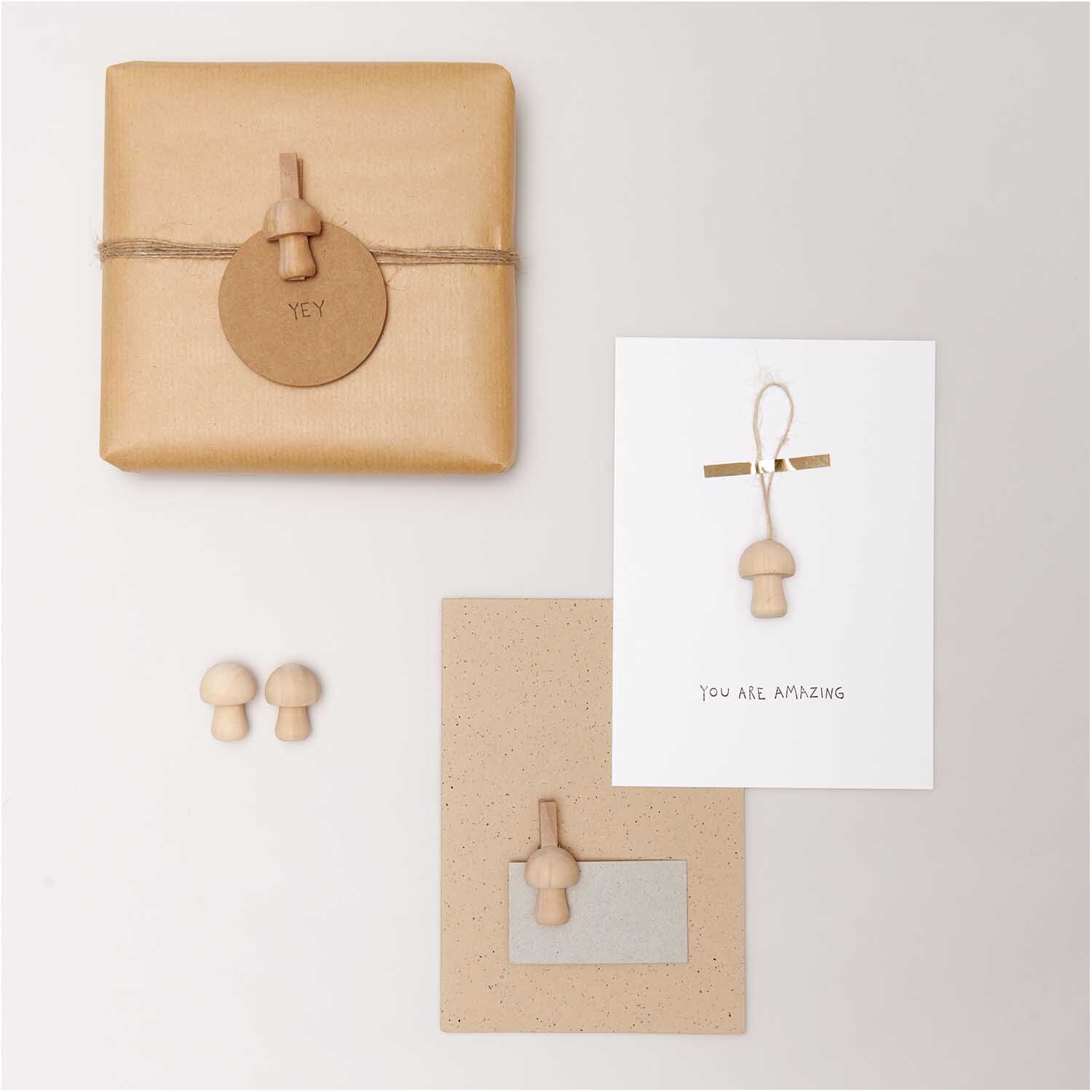 Dekoklammern Pilz natur 4,8cm 4 Stück von Rico Design, ideal für kreative Geschenkverpackungen und Karten.