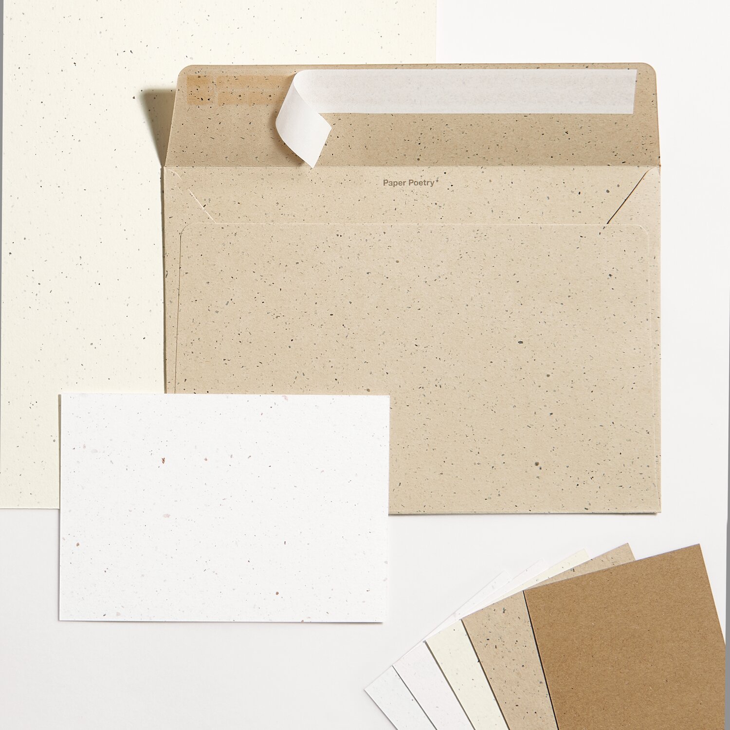 Paper Poetry Renew Karten A5, Cappuccino, 5 Stück. Hochwertige Karten und Umschläge in natürlichen Farbtönen für kreative Projekte.