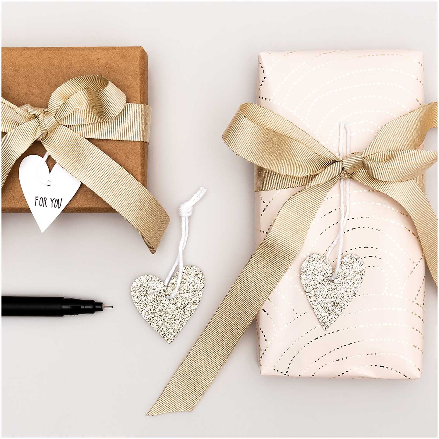 Paper Poetry Papieranhänger Herzen Glitter gold dekorieren Geschenke mit stilvollen, funkelnden Akzenten. Perfekt für besondere Anlässe.