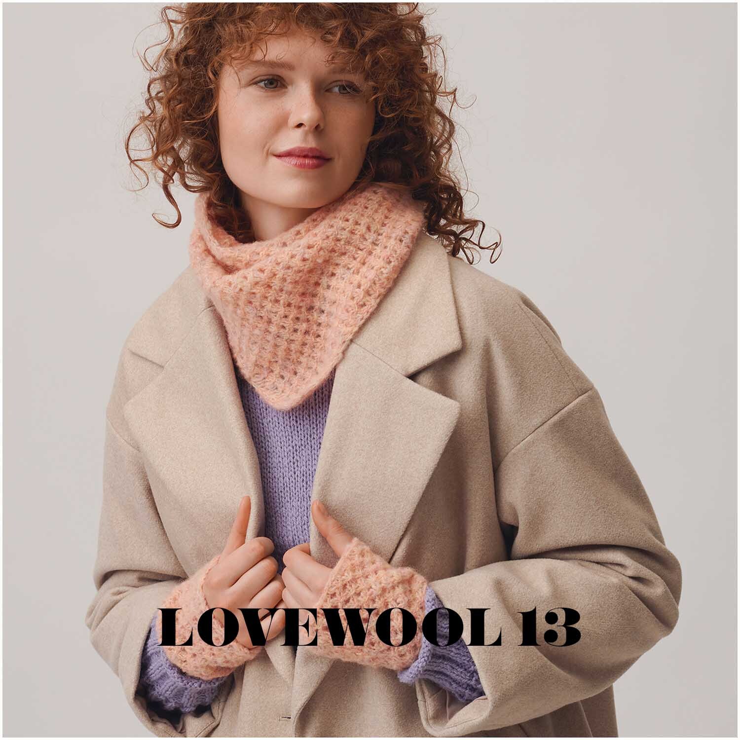 Fashion Skinny Alpaca aran: Frau trägt apricotfarbenen Schal und Handschuhe von Rico Design, kombiniert mit beigem Mantel.