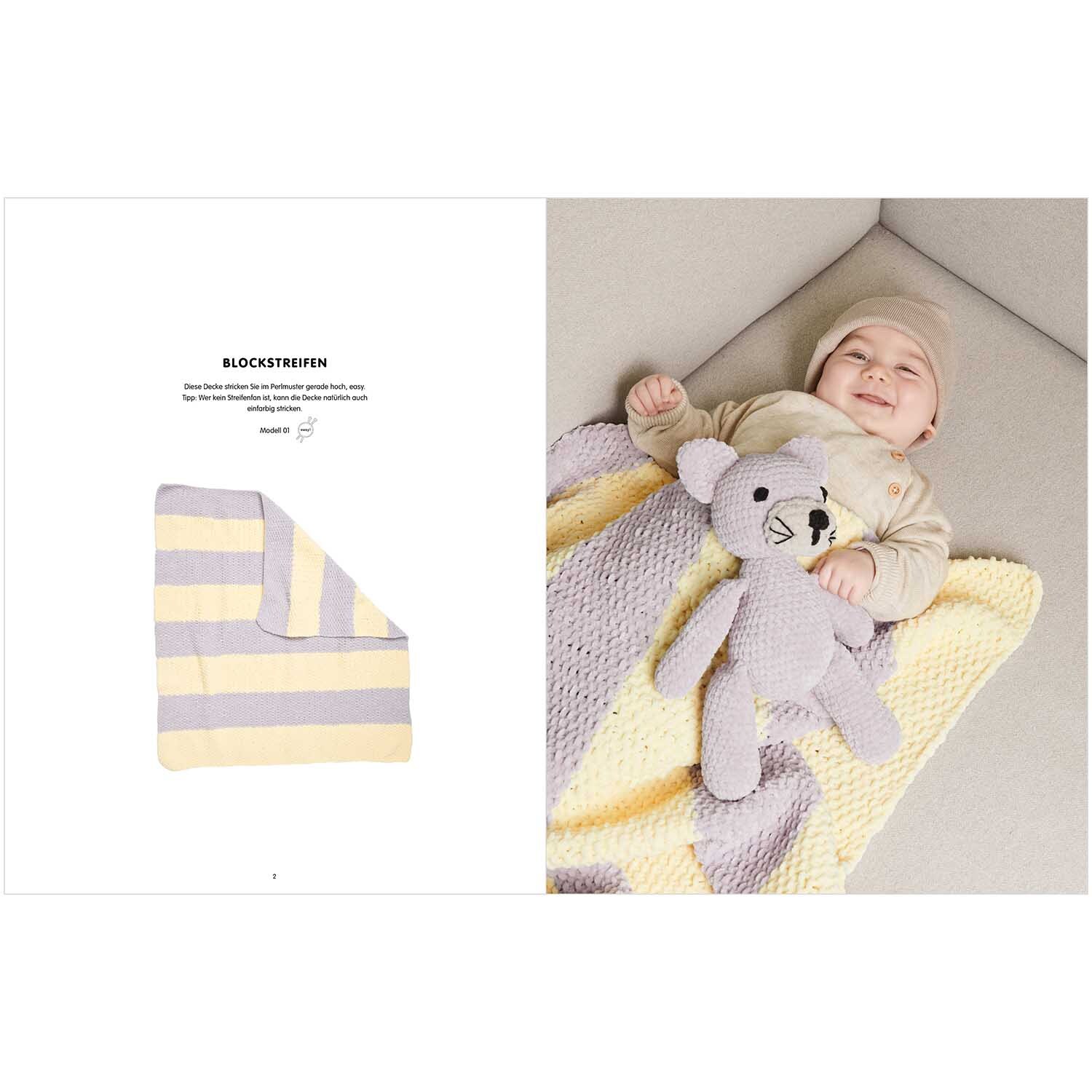 Baby Chenillove: Ein Baby liegt auf einer gestreiften Decke von Rico Design, kuschelt mit einem Stofftier.