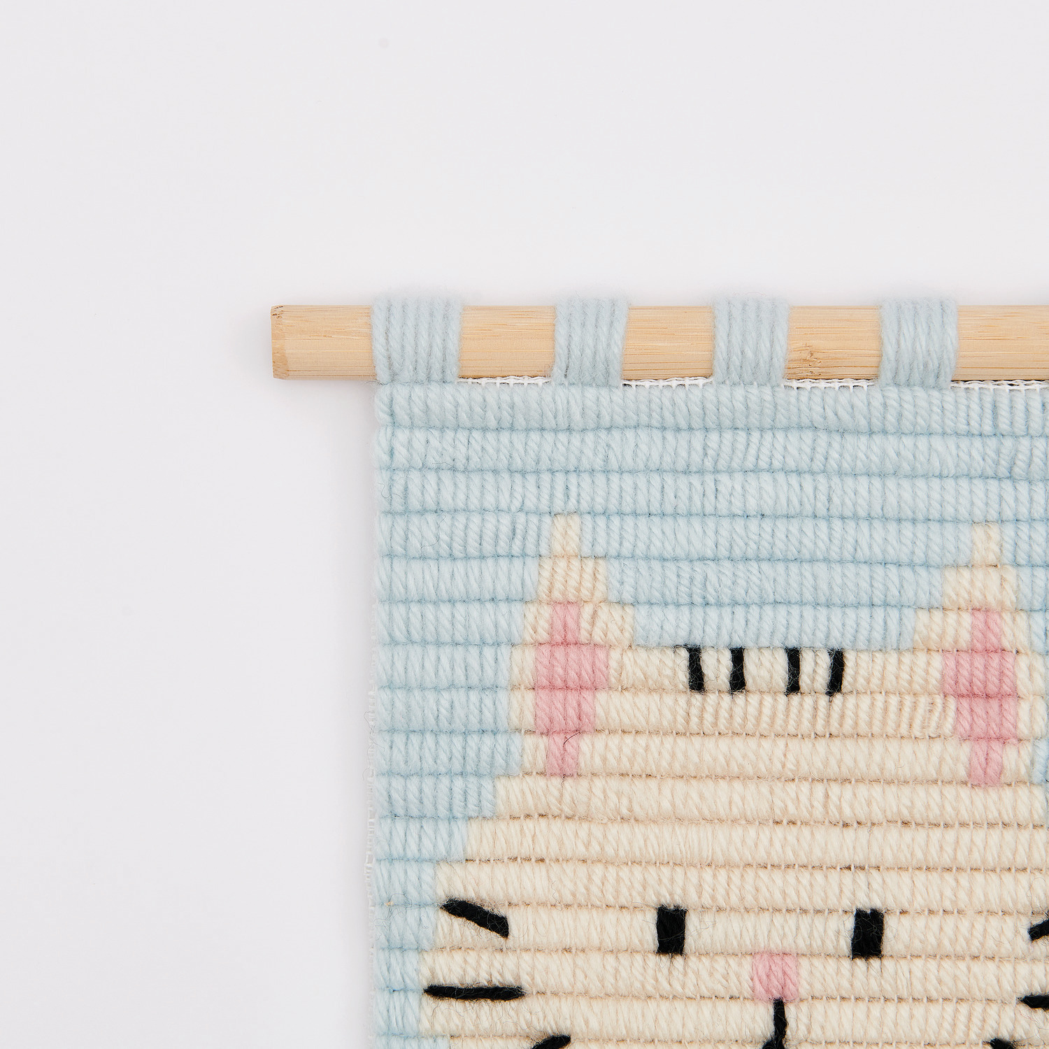 Longstitch Stickpackung Katze zeigt ein gesticktes Katzenmotiv auf hellblauem Hintergrund, 18x30cm, von Rico Design.