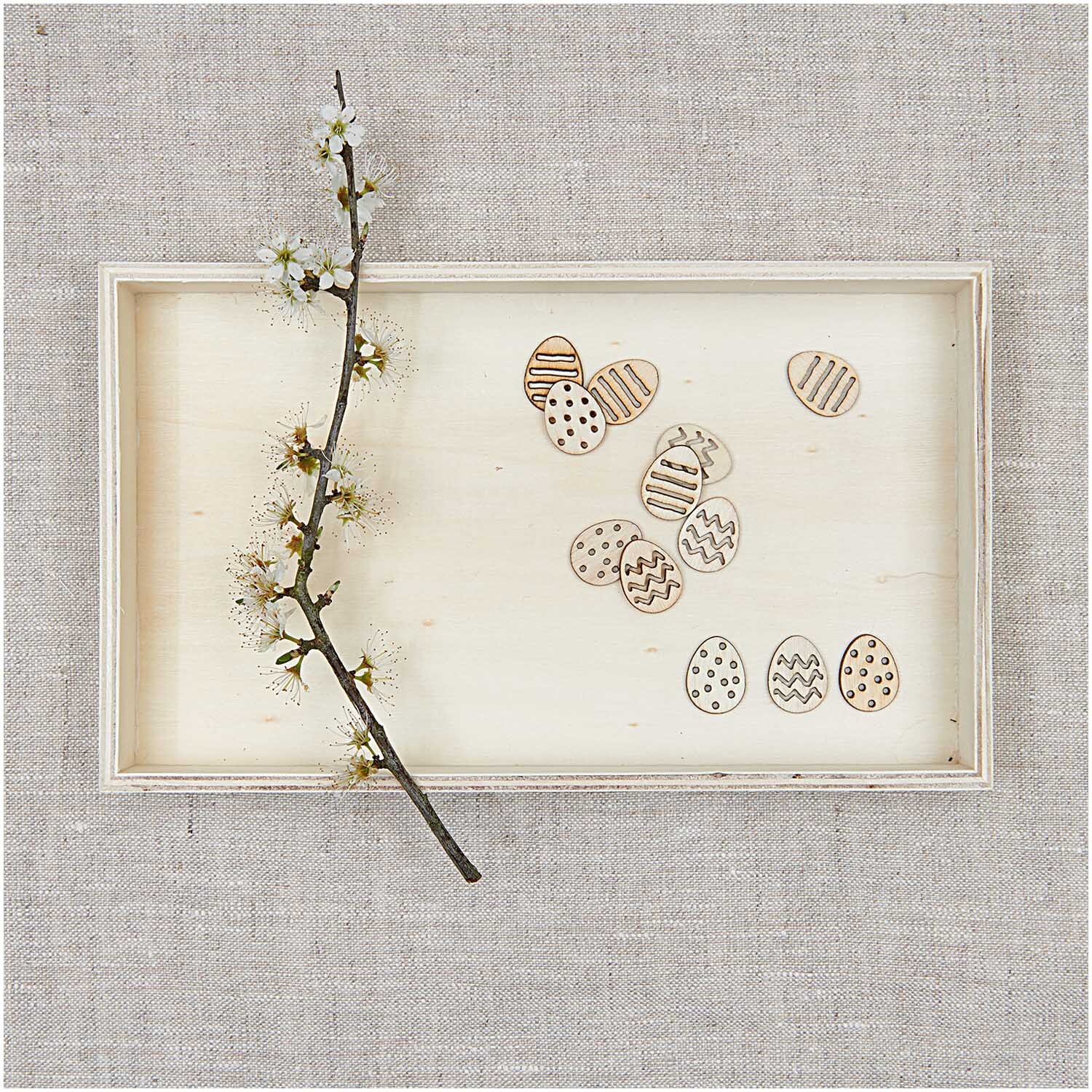 Holzstreu Osterei 48 Stück auf Tablett mit Zweig. Natürliche Deko von Rico Design für Ostern.