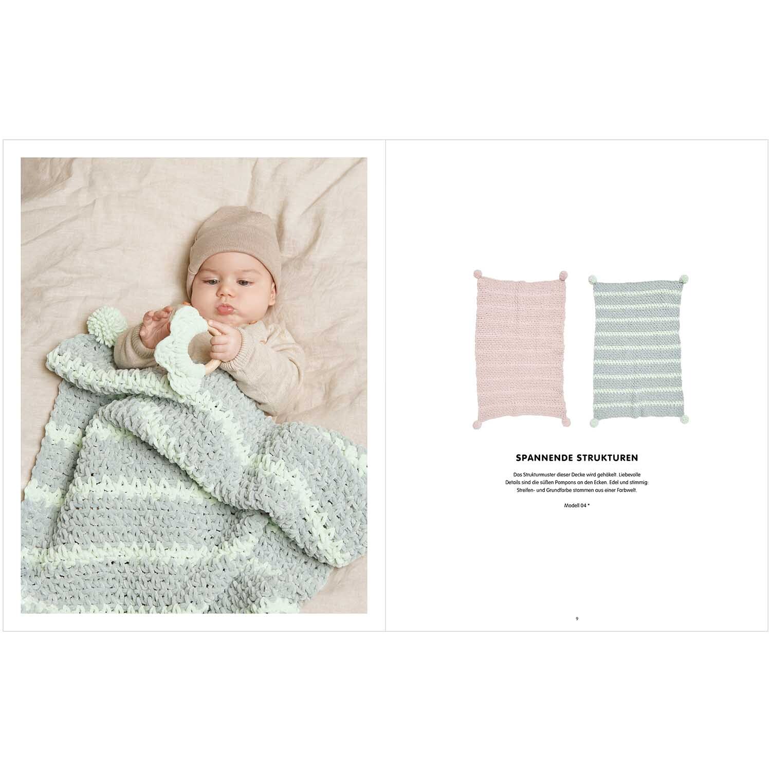 Baby Chenillove: Ein Baby liegt auf einer weichen, gestrickten Decke von Rico Design in sanften Pastelltönen.