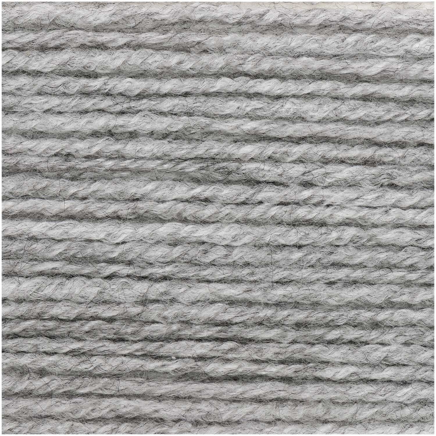 Basic Soft Acryl dk von Rico Design in Hellgrau, 50g 155m. Nahaufnahme von weicher, hellgrauer Acrylwolle.