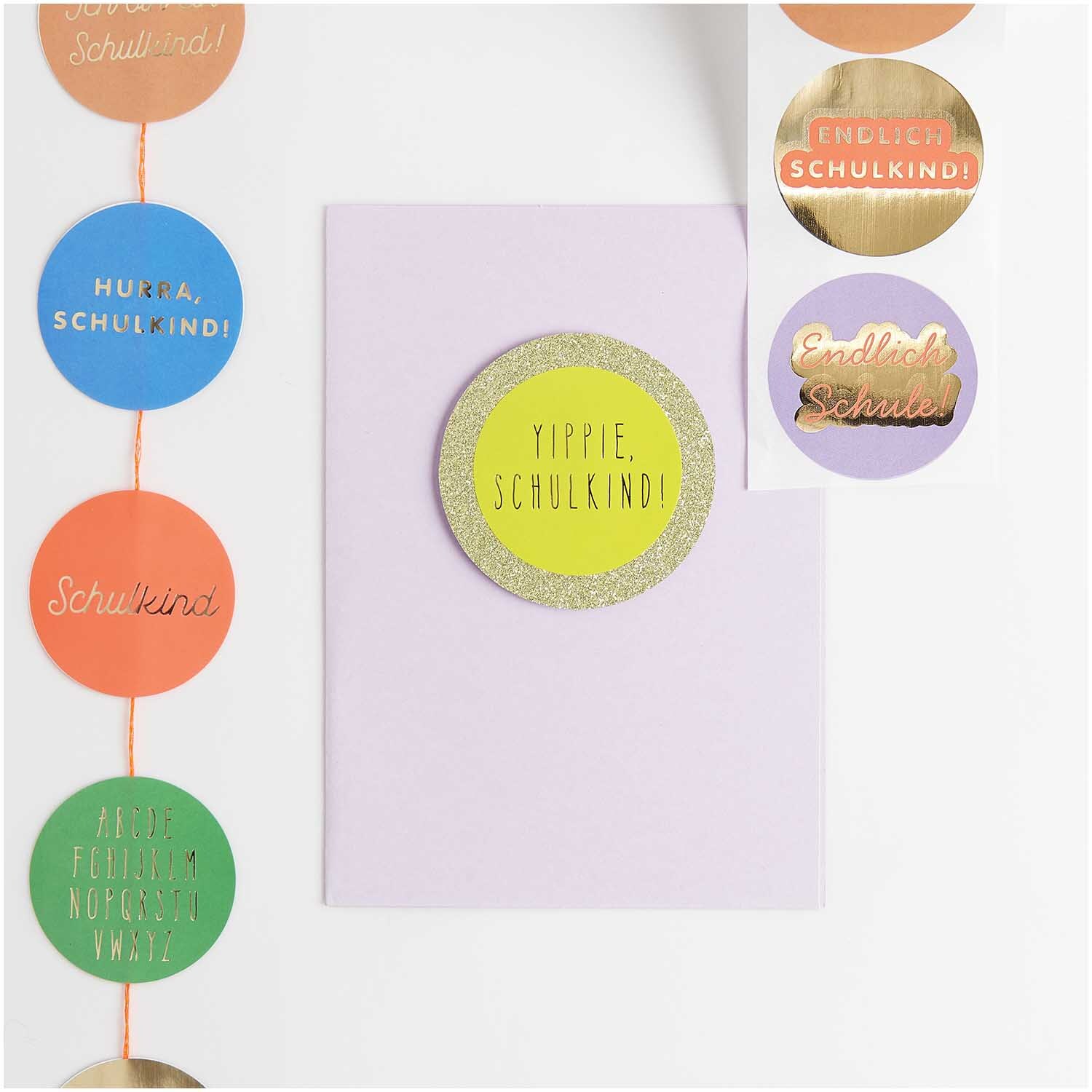 Paper Poetry Sticker Schulkind: Bunte Sticker mit Schriftzügen auf einer Karte, ideal für Schulanfang.