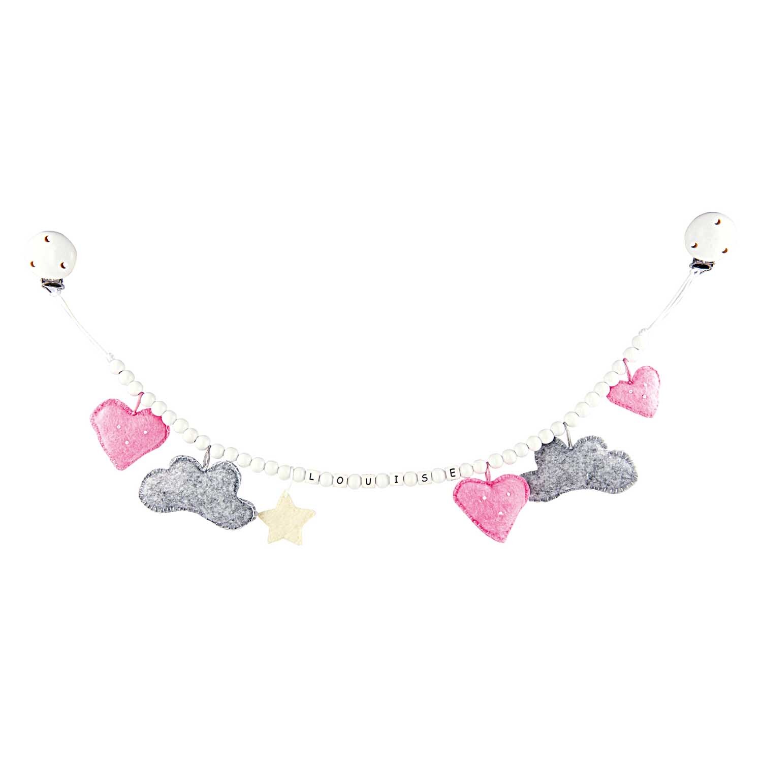 Buchstaben Würfel: Eine Girlande von Rico Design mit rosa Herzen, grauen Wolken und einem gelben Stern.