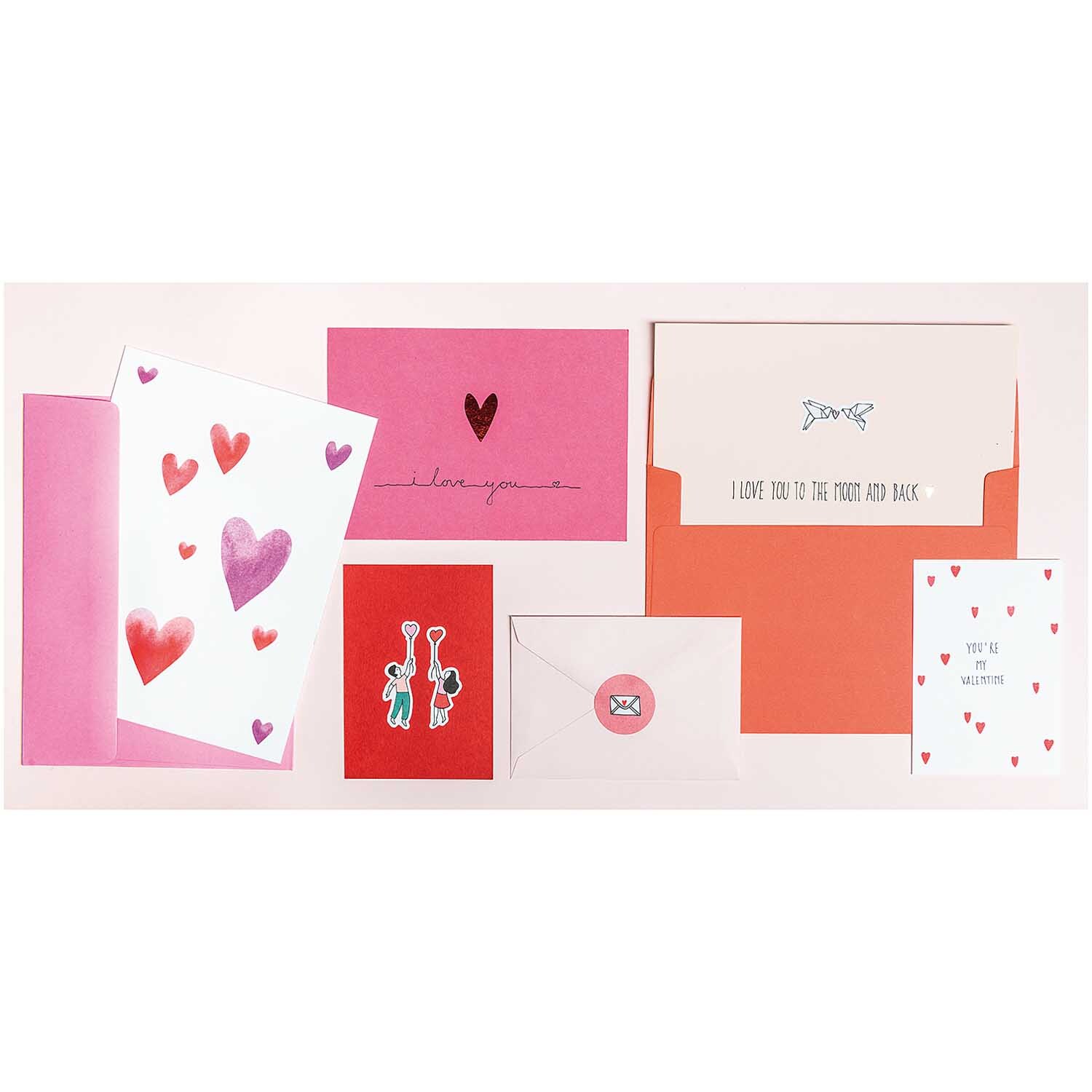 Paper Poetry Sticker It must be love: Verschiedene Karten mit rosa-roten Herzmotiven und Umschlägen.