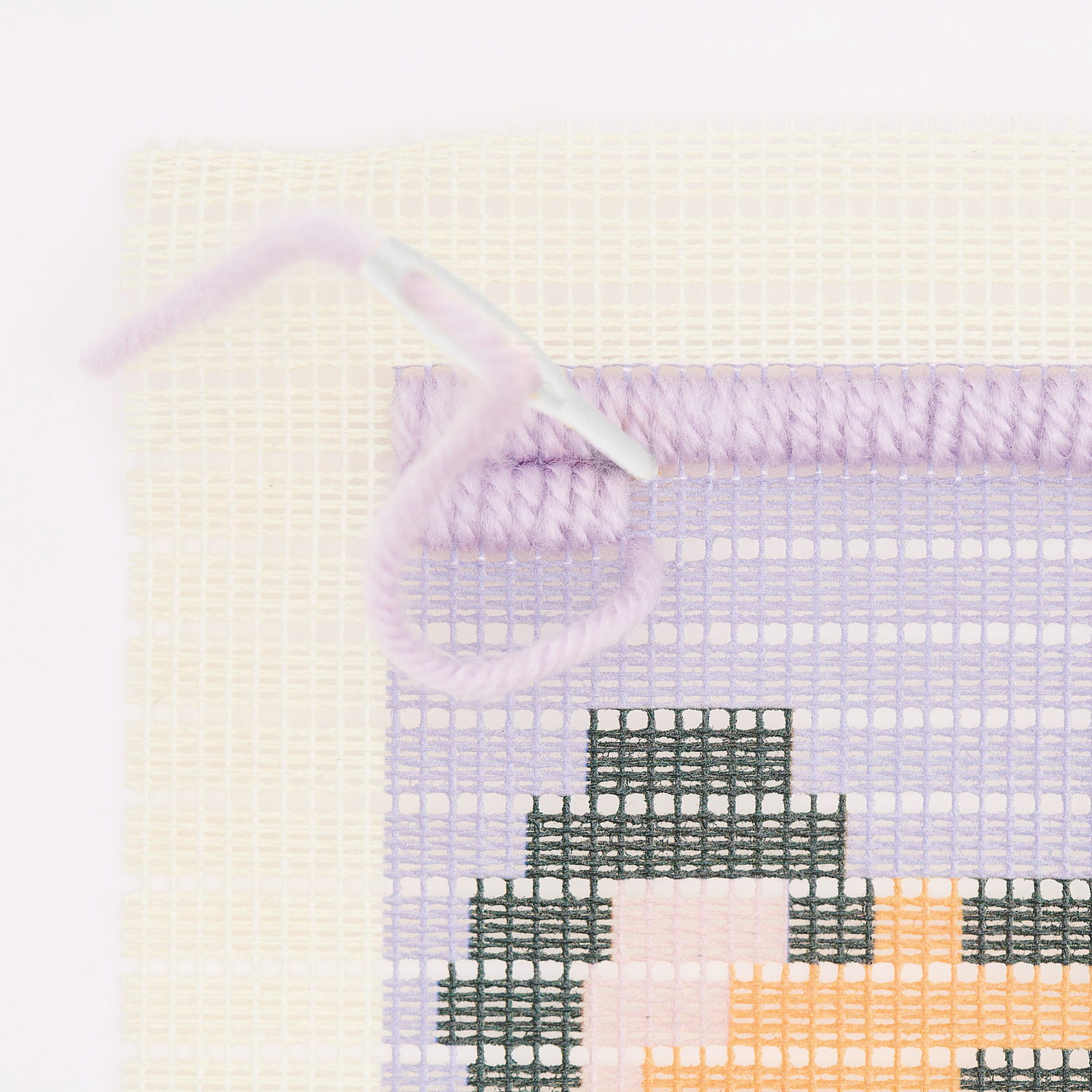 Longstitch Stickpackung Tiger, 18x30cm, zeigt ein Detail des Stickmusters in Lila und Orange.