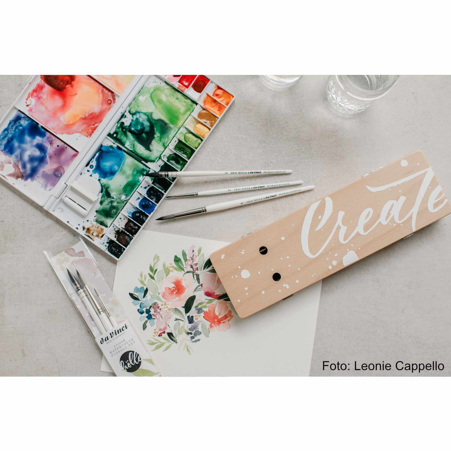 da Vinci Pinsel-Set Loose Watercolor Florals zeigt Aquarellpalette, Pinsel und florales Kunstwerk. Ideal für kreative Malprojekte.