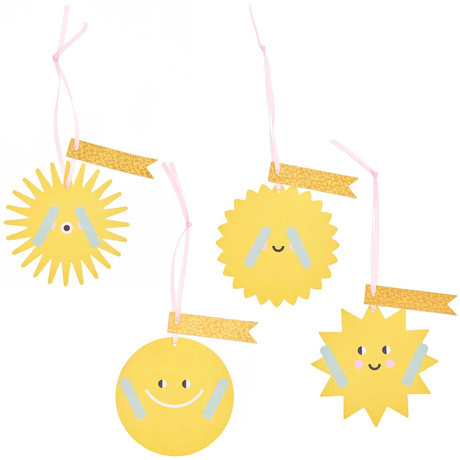 Paper Poetry Geschenkanhänger Sonne, 4 gelbe Anhänger mit fröhlichen Gesichtern und rosa Bändern. Ideal für kreative Geschenkverpackungen.