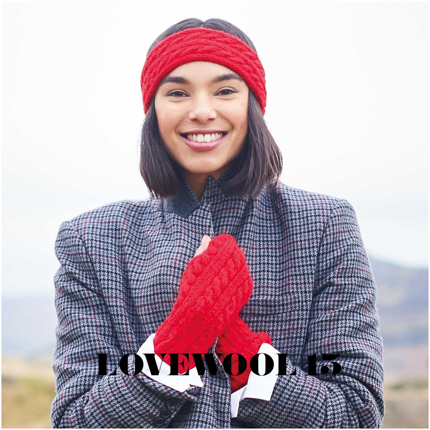 Essentials Baby Alpaca & Merino aran: Frau trägt rote Strickhandschuhe und Stirnband von Rico Design, passend zu kariertem Mantel.