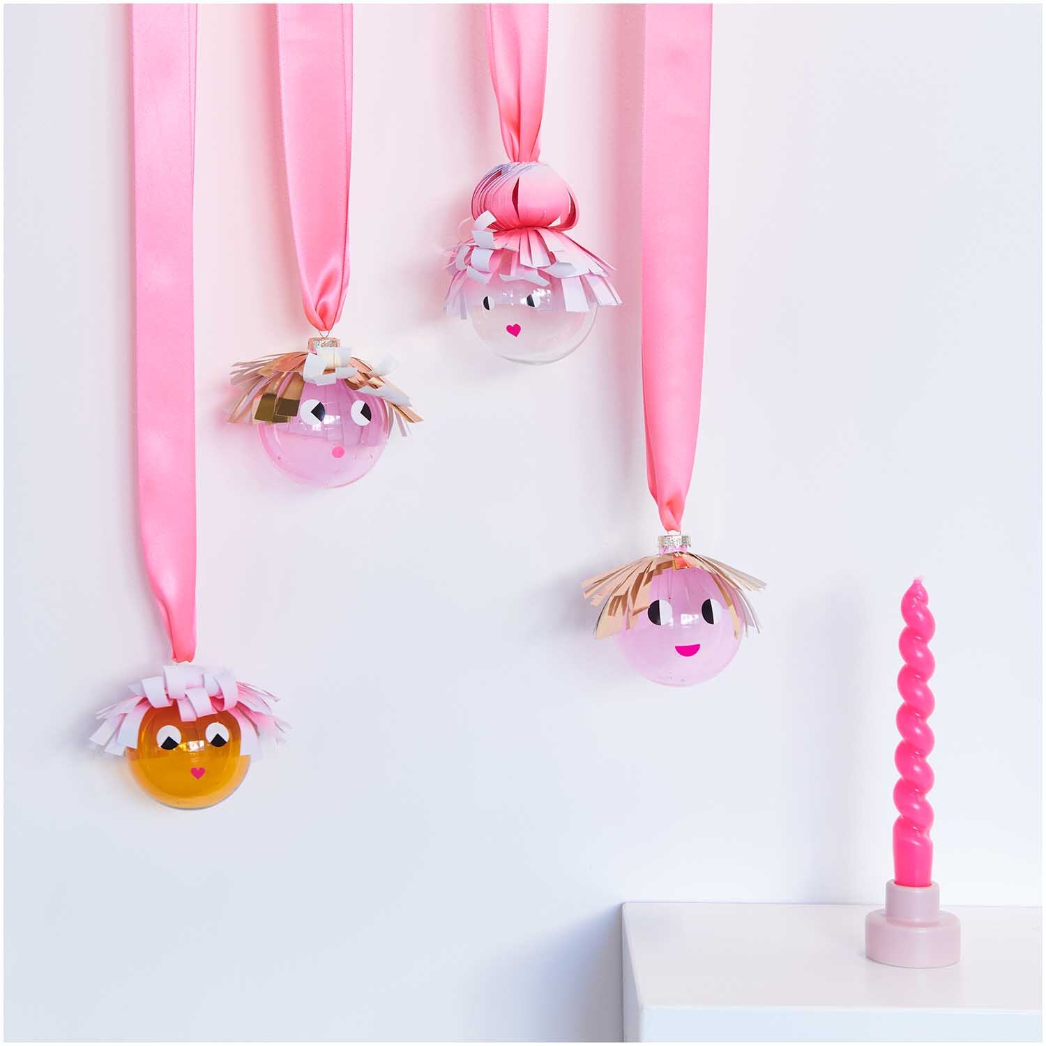 Glaskugel Baumschmuck einfarbig 8cm von Rico Design, dekoriert mit rosa Bändern und Gesichtern. Ideal für festliche Dekorationen.