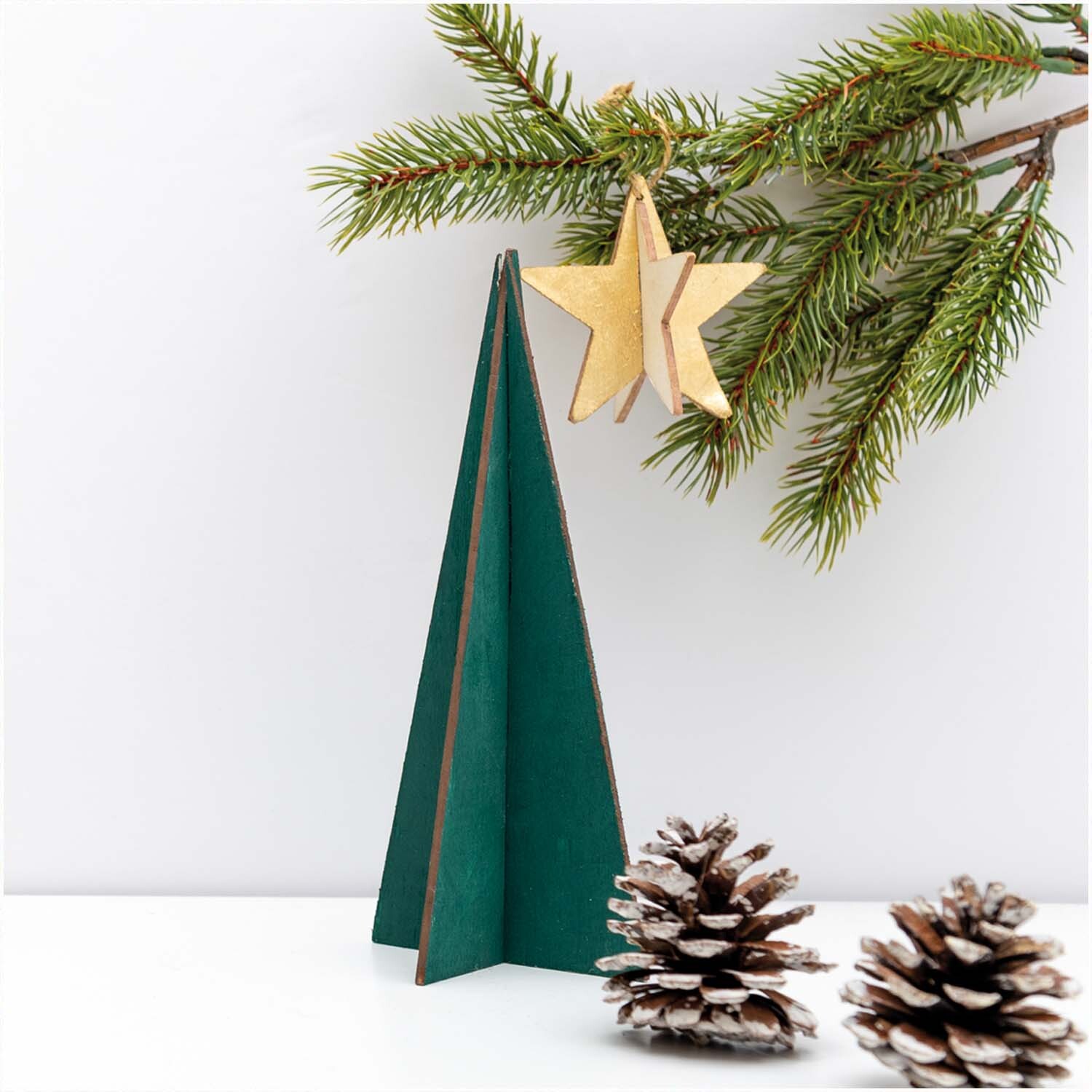 Stecktannen gerade 2 Stück von Rico Design: Grüner Holzbaum mit Tannenzweigen und Zapfen.