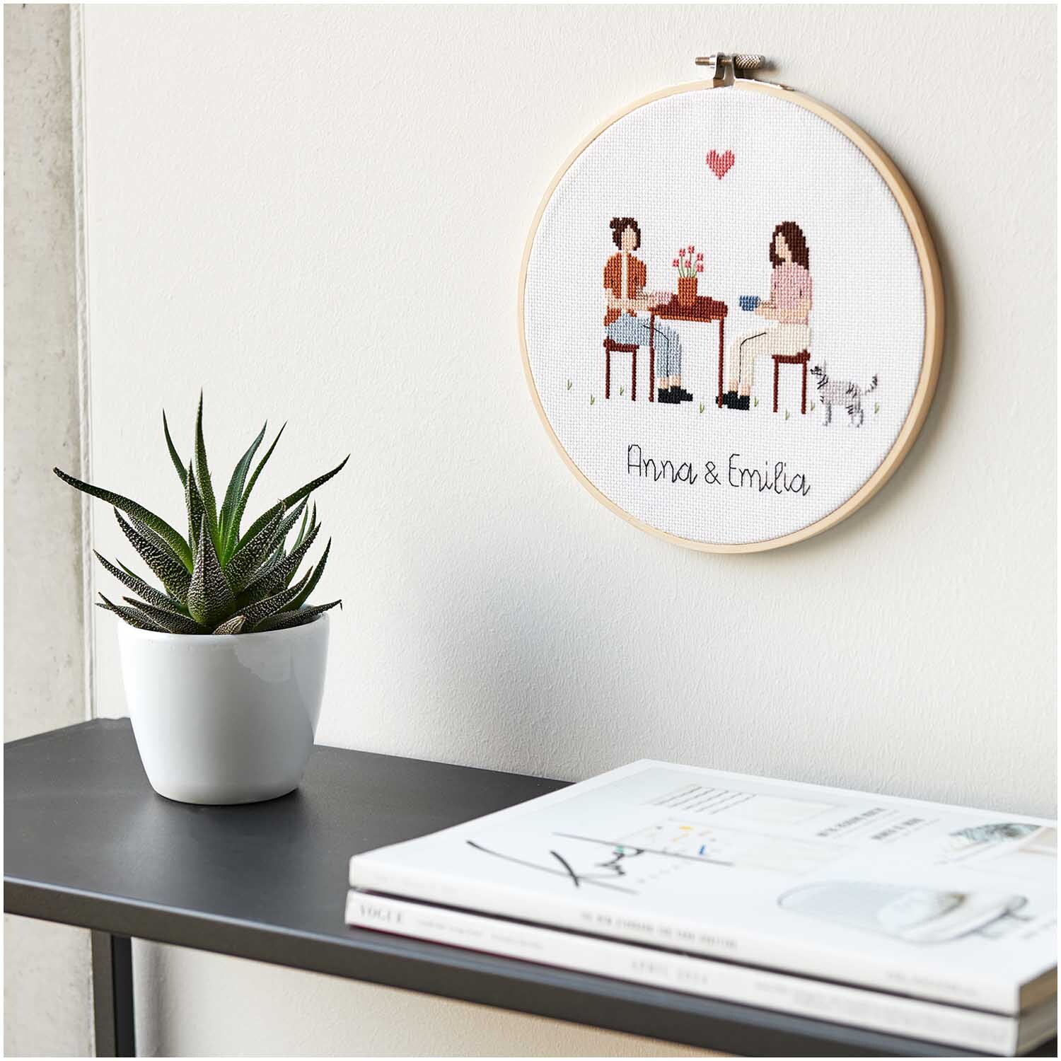 Figurico Stickpackung Teatime 20cm zeigt zwei Personen beim Tee, dekoriert mit Herzmotiv.