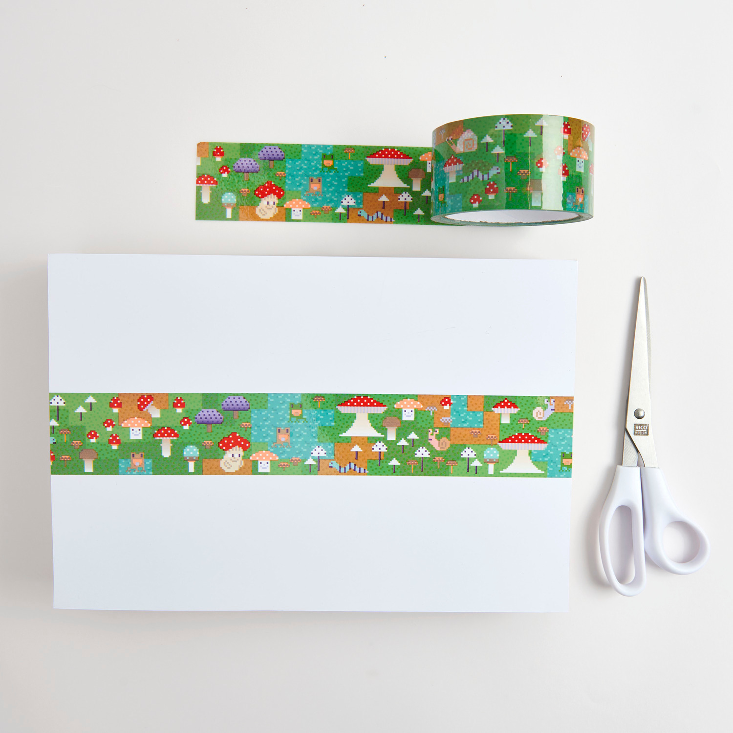 Paper Poetry Paketklebeband Shrooom Games zeigt ein farbenfrohes Pilzmuster auf grünem Hintergrund, ideal zum Verpacken.