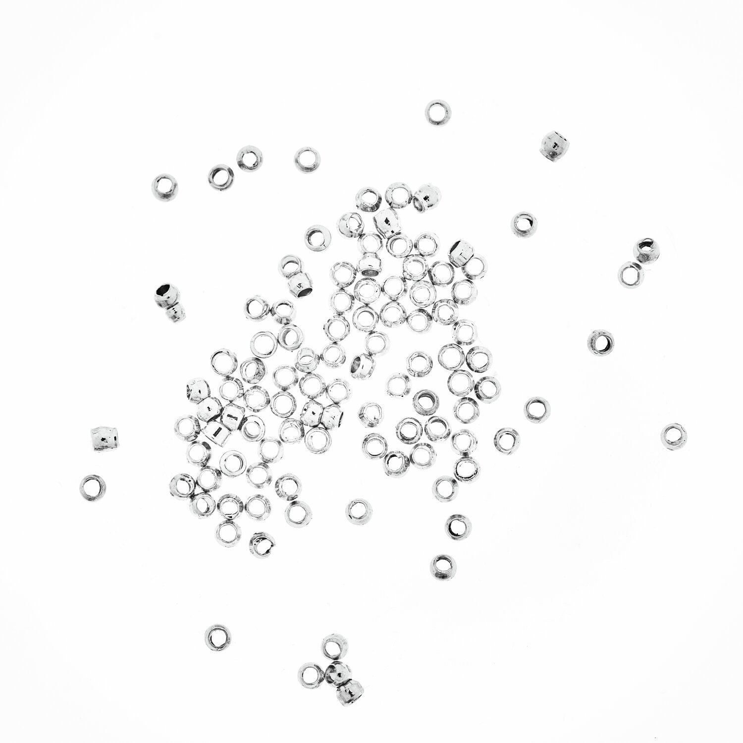 QuetschPerle silber 1,5mm 100 Stück, kleine silberne Perlen von Rico Design auf weißem Hintergrund.