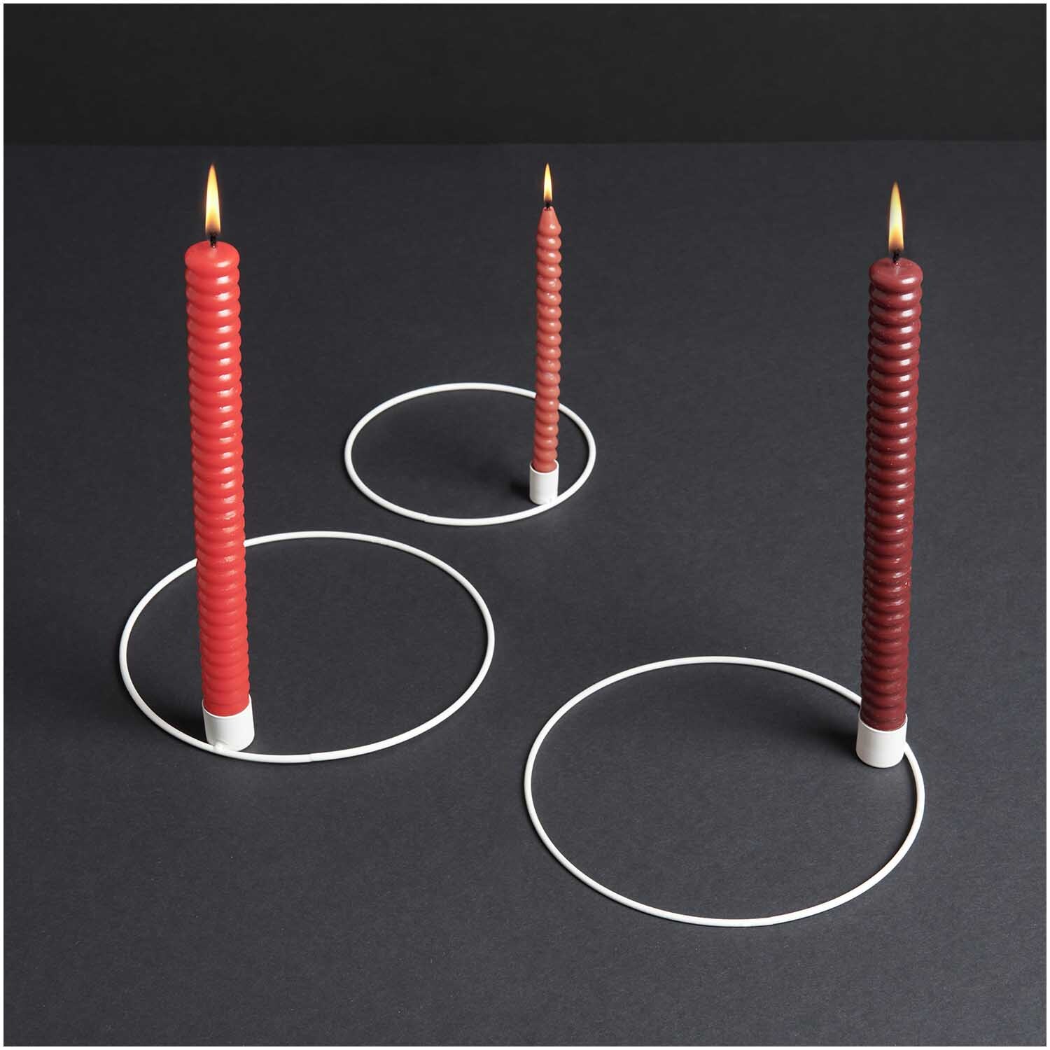 Metallring mit Kerzenhalter Ø 15cm in Off White Matt von Rico Design, präsentiert mit roten Kerzen auf dunklem Hintergrund.