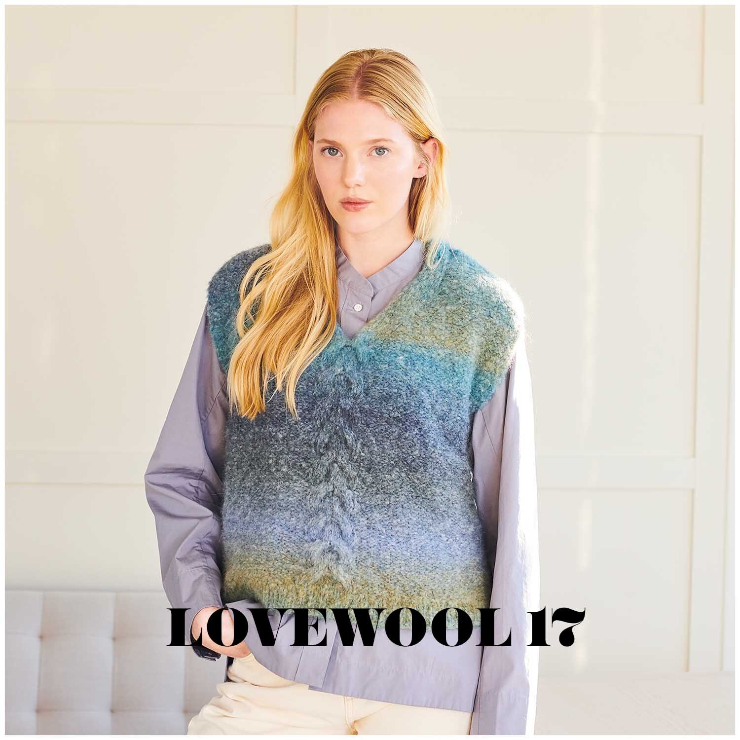 Fashion Alpaca Superfine Heavens: Frau trägt gestrickten Pullover in Blau- und Grüntönen von Rico Design.