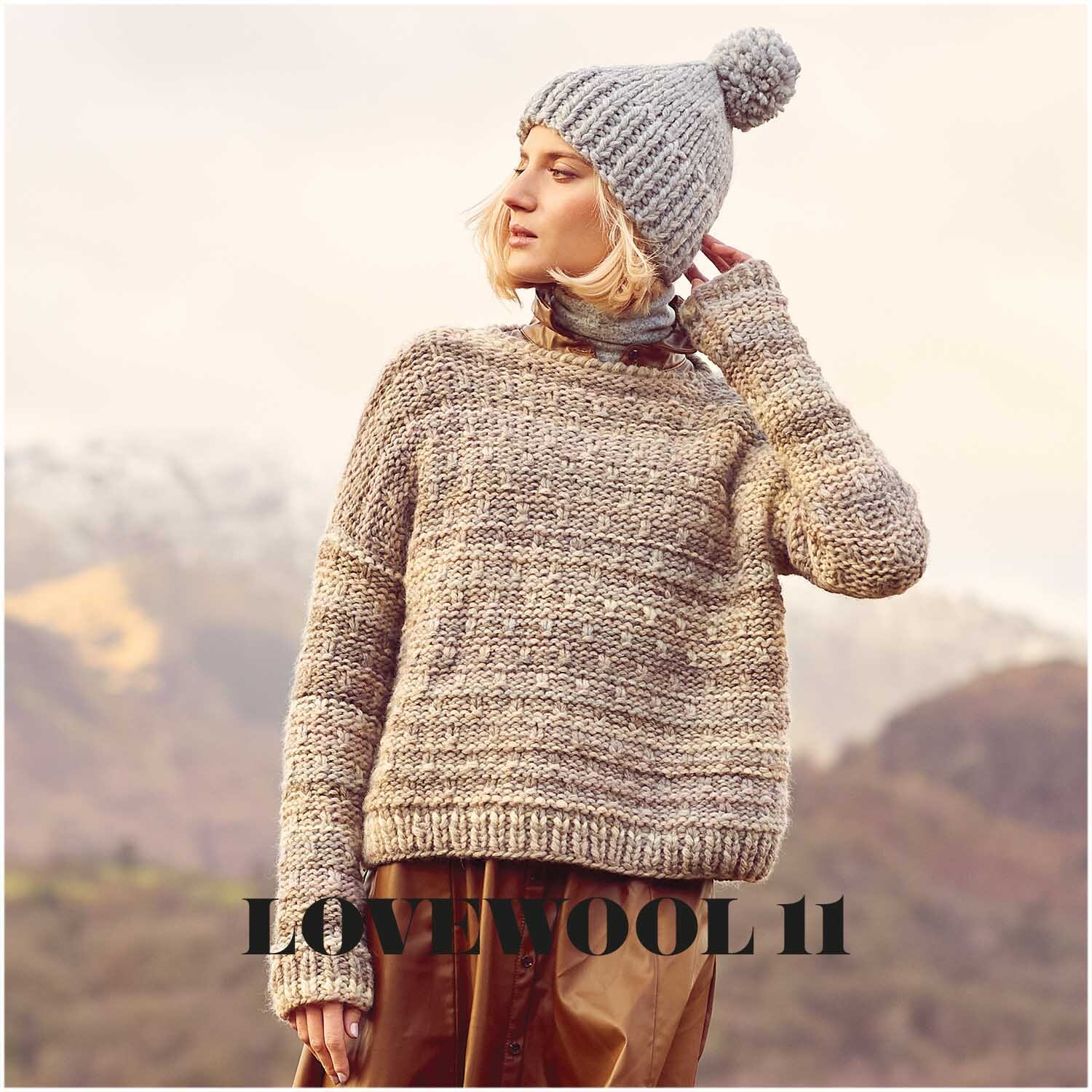 Creative Smile: Frau in gestricktem Pullover und Mütze aus Rico Design Wolle, Farbe Snow, in winterlicher Landschaft.