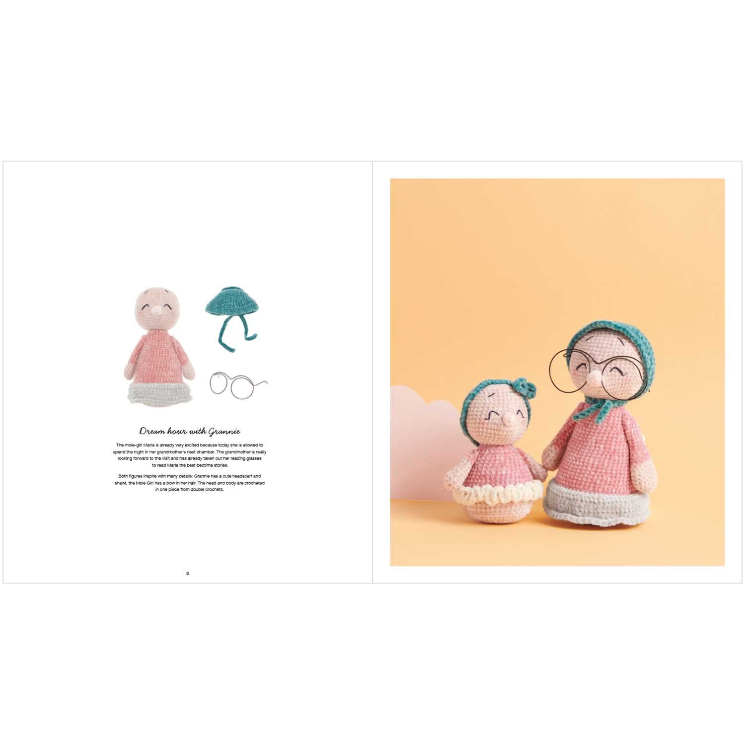 Ricorumi Mini Me englisch: Zwei gehäkelte Figuren mit Brillen und Mützen, eine größere und eine kleinere, auf hellem Hintergrund.