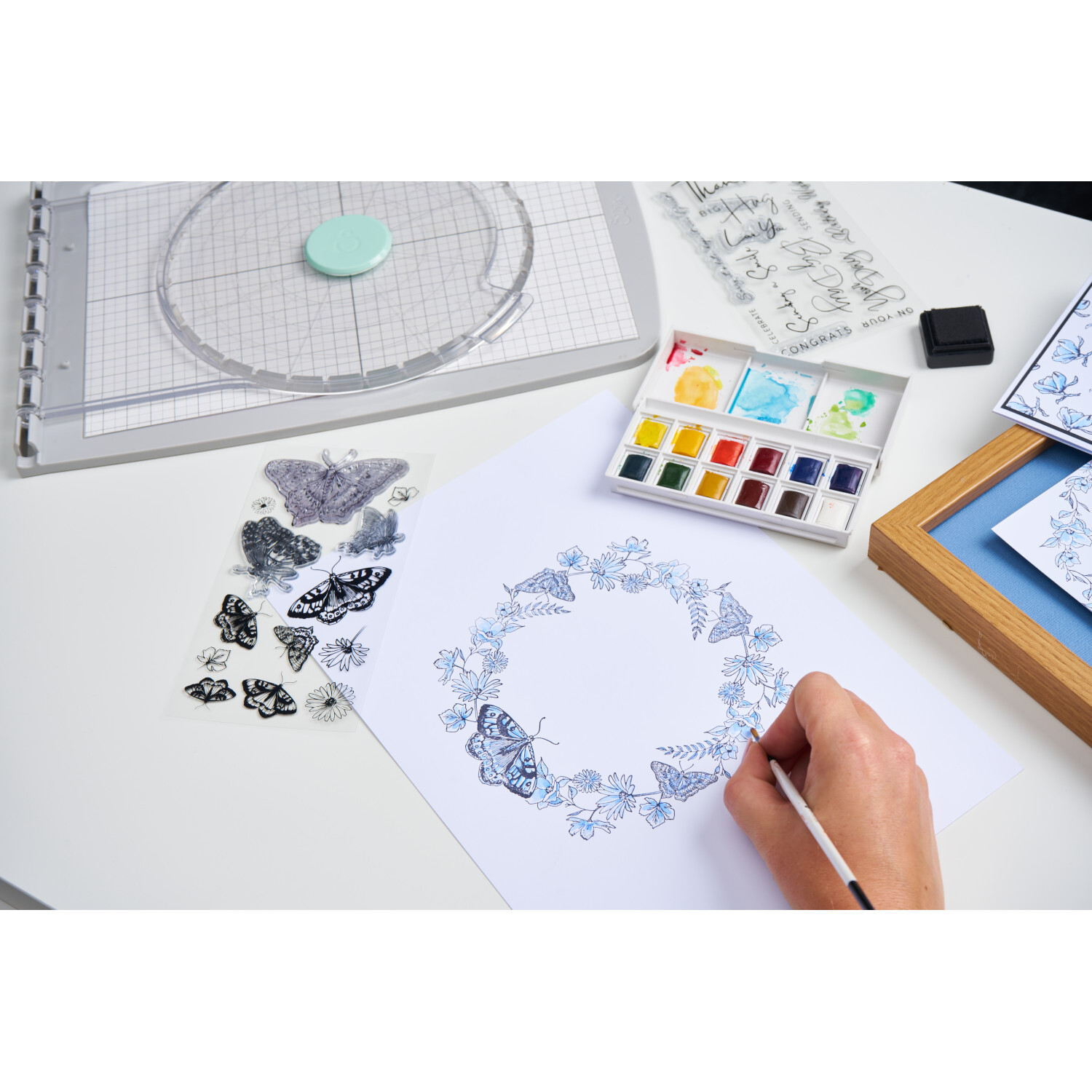 Stencil & Stamp Tool Accessory Stamp & Spin Tool von Sizzix: Kreatives Bastelset mit Stempeln und Farben, ideal für detaillierte Kunstprojekte.