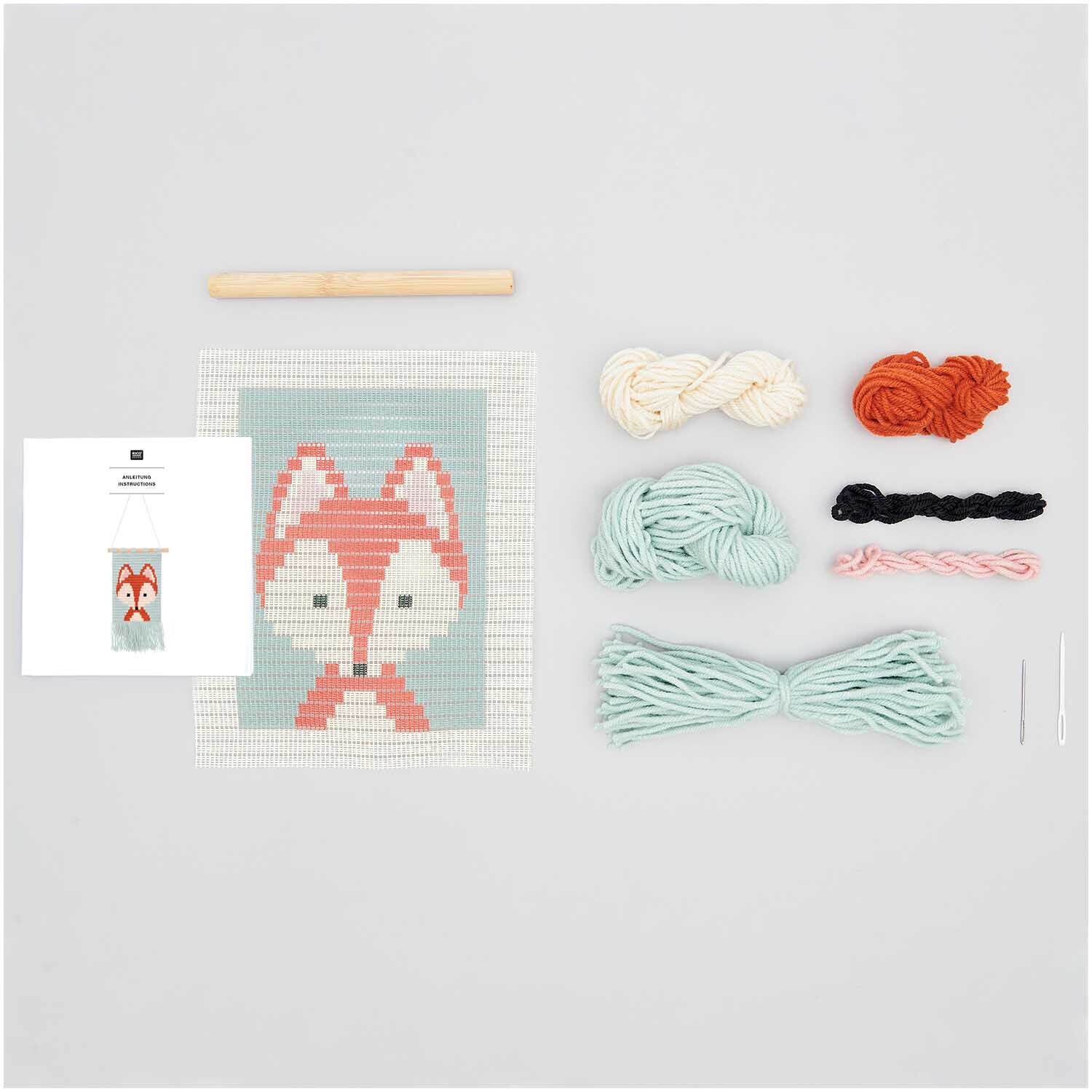 Longstitch Stickpackung Fuchs von Rico Design zeigt ein Fuchs-Motiv mit Garnen und Nadeln.