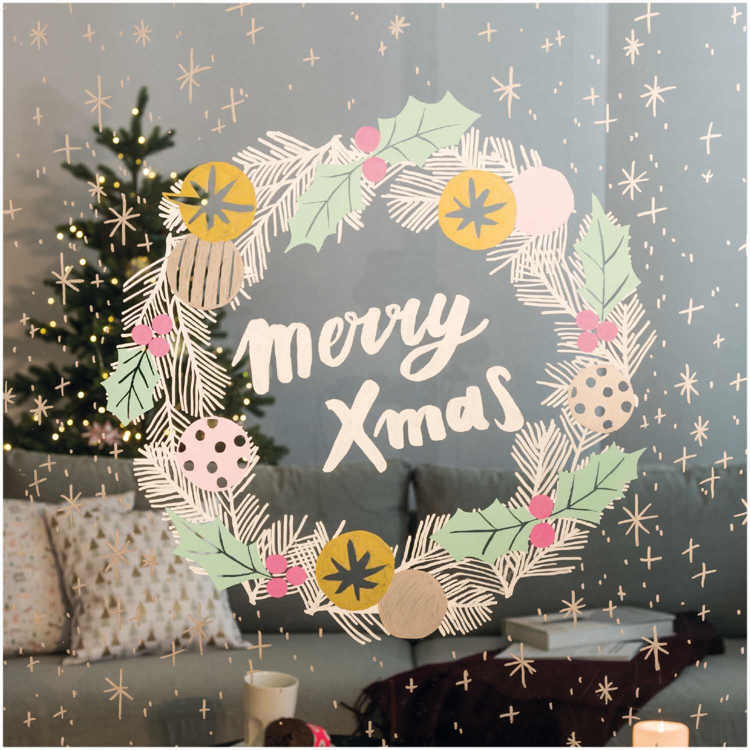 Kreidestifte Flüssigkreide Set Celebration dekoriert ein Fenster mit einem festlichen Kranz und "Merry Xmas" Schriftzug. Ideal für kreative Weihnachtsdekorationen.
