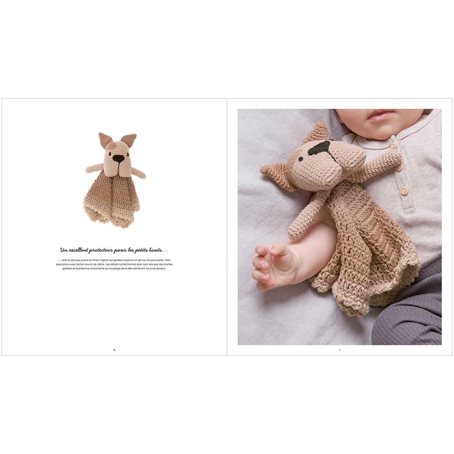Ricorumi Baby Blankies: Ein Baby hält ein gestricktes Kuscheltier in Beige von Rico Design.