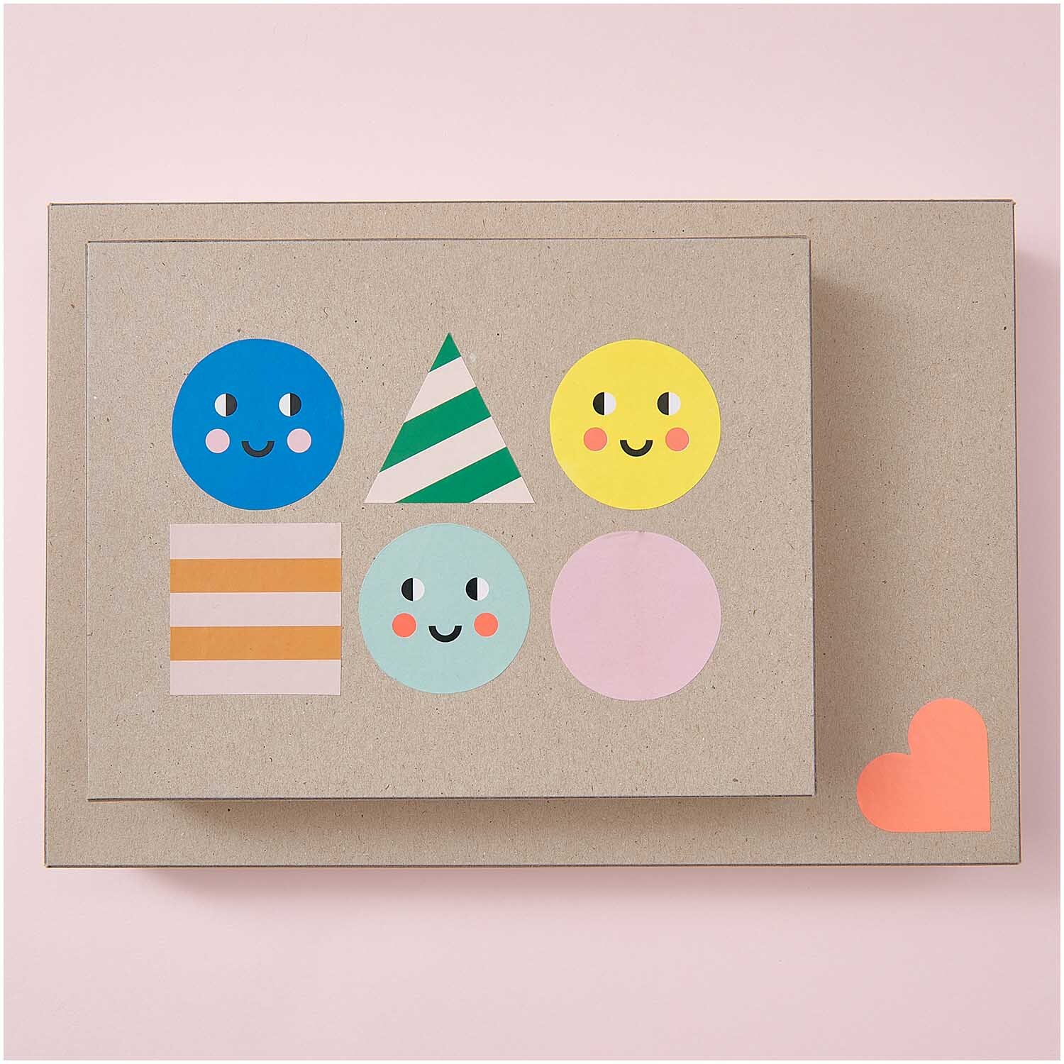 Paper Poetry Sticker Happy Birthday Formen auf braunem Karton, bunte Gesichter und Formen.