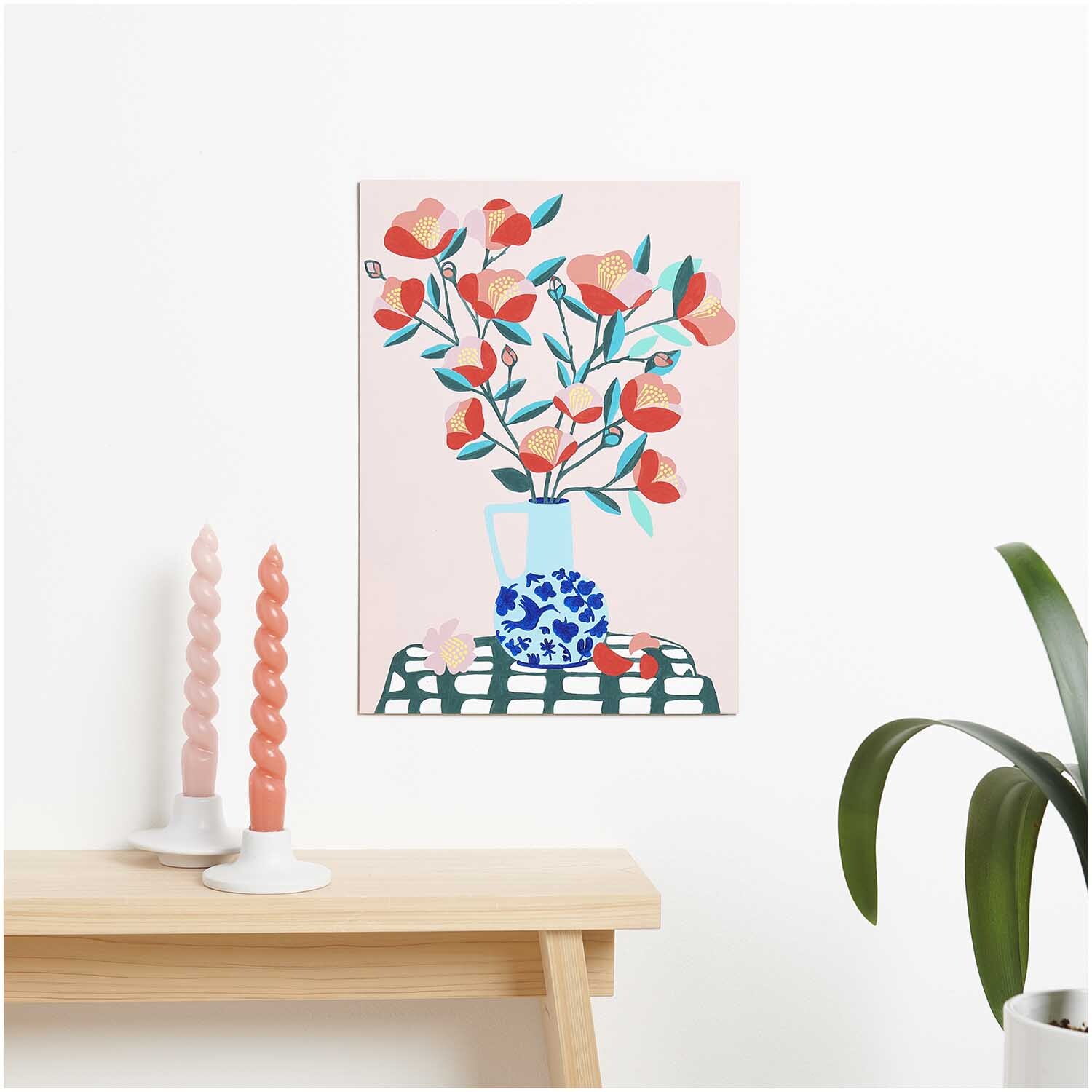 Rico Design Malen nach Zahlen Kamelie zeigt ein farbenfrohes Blumenbild in einem blauen Topf auf einem Tisch.
