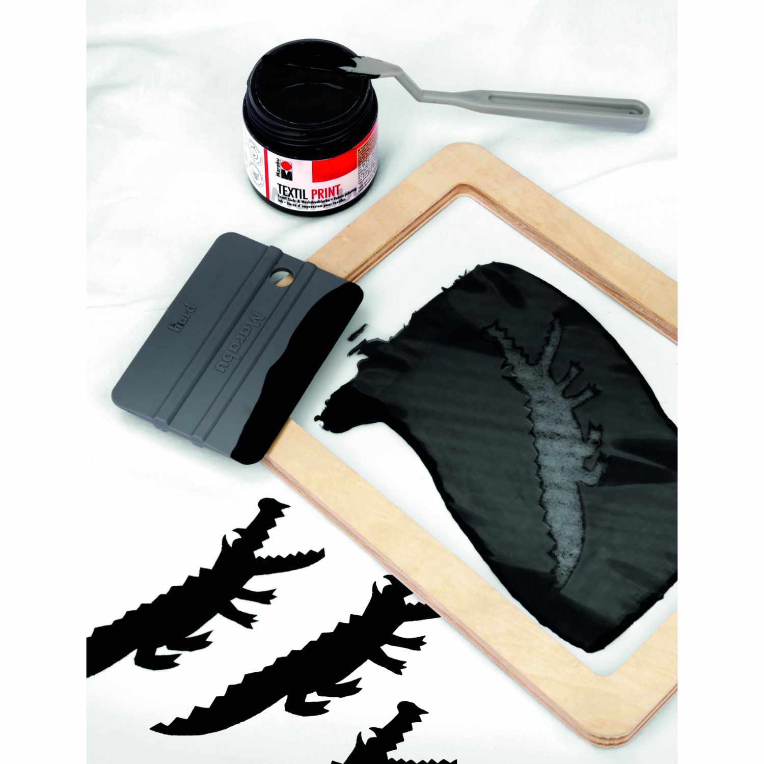 Textil Print Screen Siebdruck Set von Marabu mit schwarzer Farbe, Rakel und Sieb für Krokodil-Motiv. Ideal für kreative Textildruckprojekte.