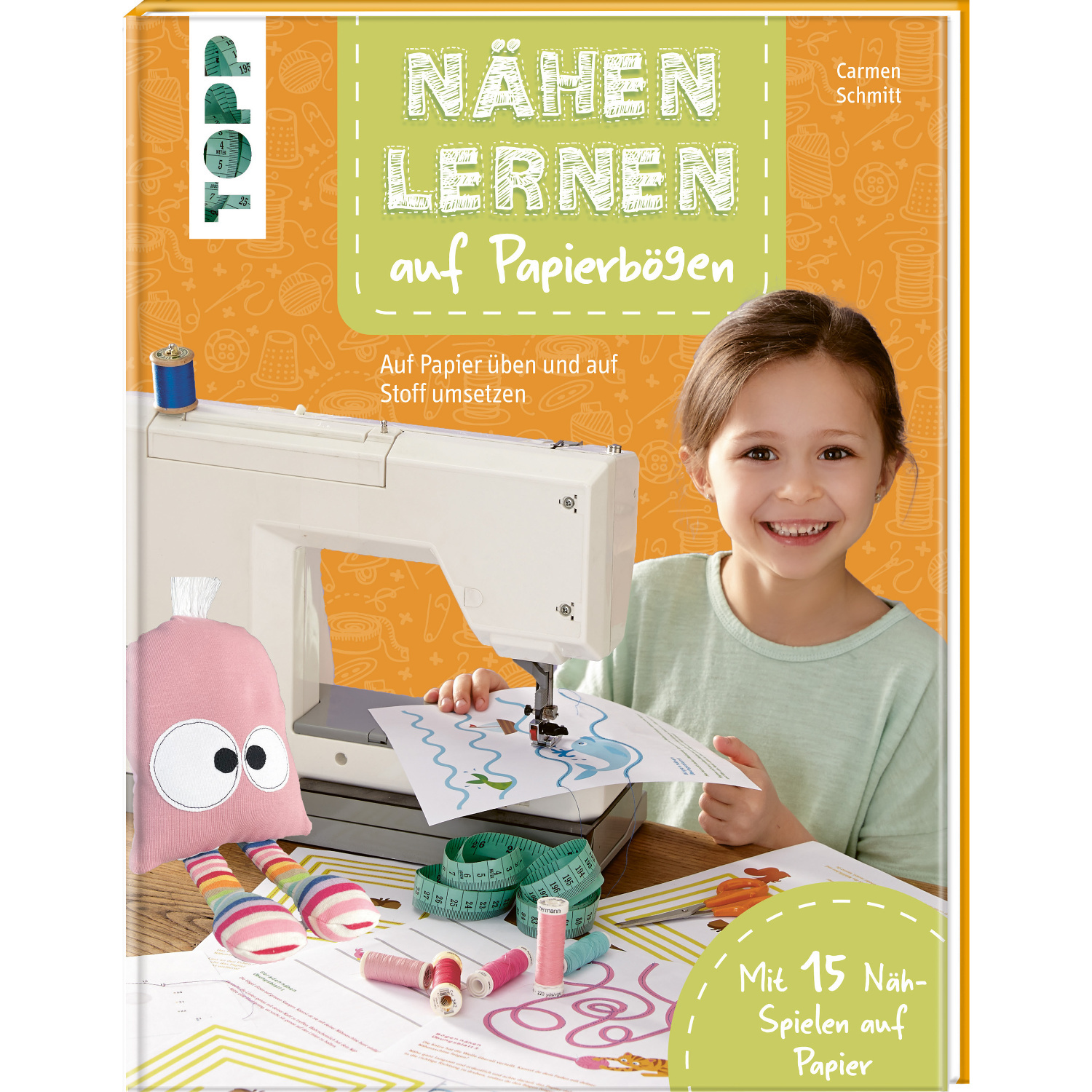 Nähen lernen auf Papierbögen: Ein Kind näht mit einer Maschine auf Papier, umgeben von bunten Materialien. Marke: TOPP.