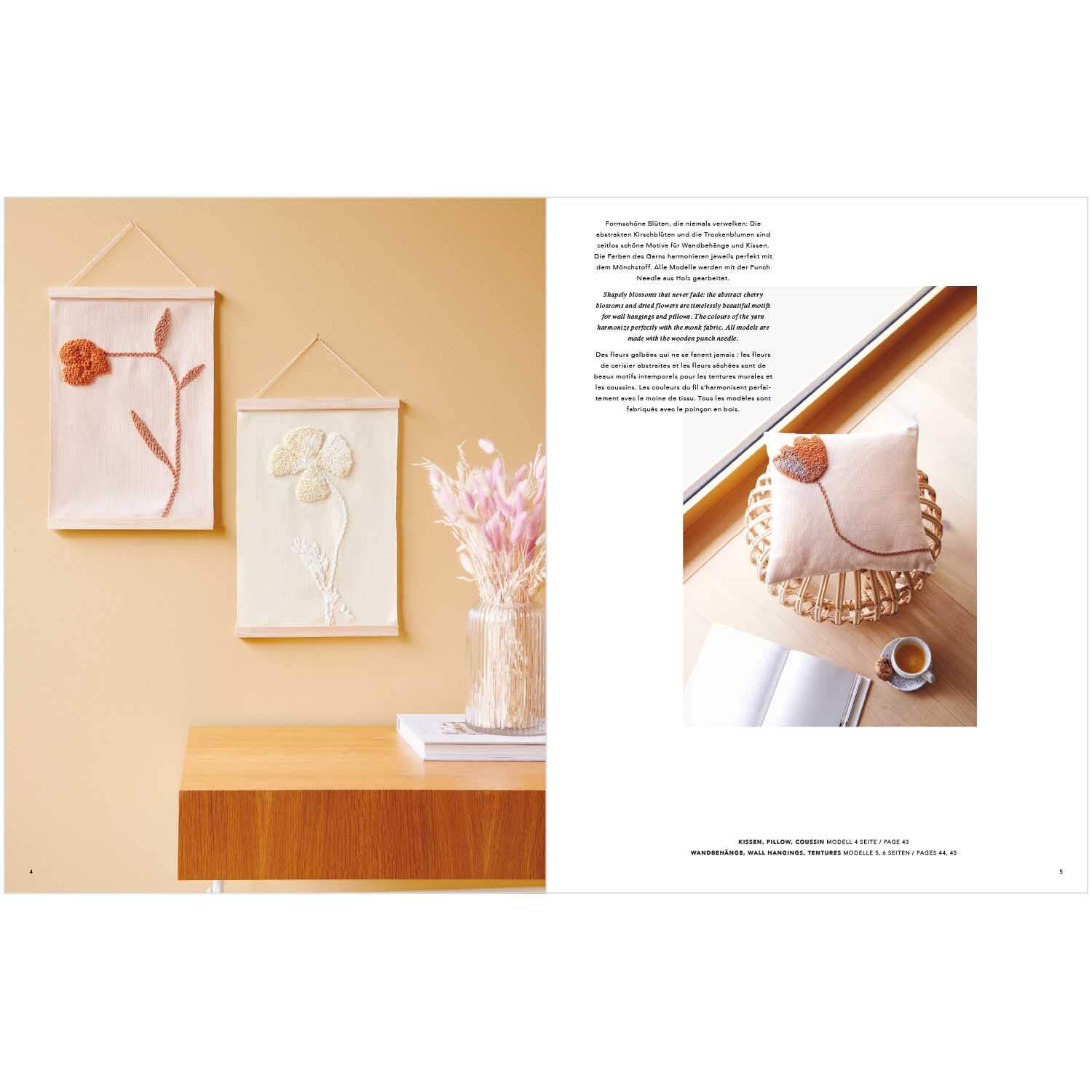 Stickbuch Punch Needle Nr. 4 Transformation zeigt zwei Wandbehänge mit floralen Motiven und ein dekoratives Kissen auf einem Tisch.