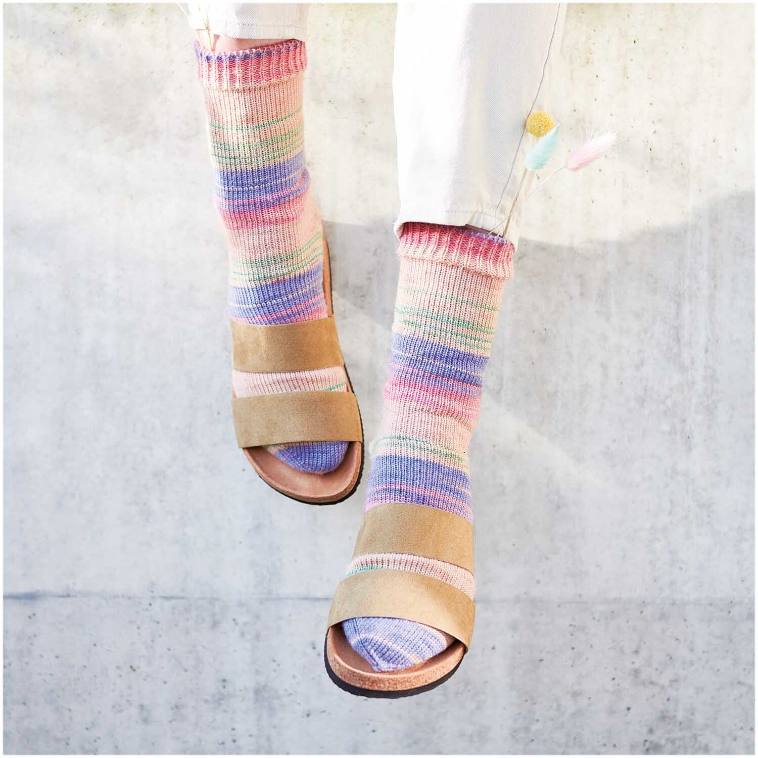 Superba Merino + Linen + Silk 4fädig: Bunte, gestrickte Socken in Sandalen, ideal für modische Akzente.