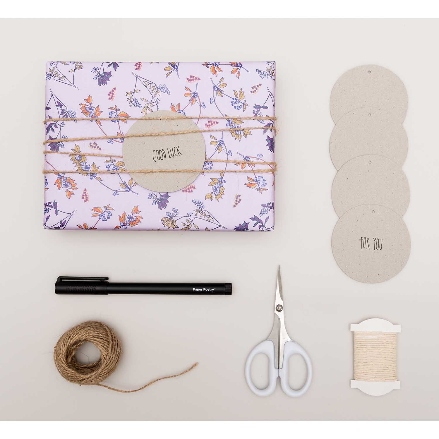 Paper Poetry Papieranhänger rund 6,3cm 24 Stück, Graukarton, neben Geschenk, Stift, Schere und Schnur. Ideal für kreative Verpackungen.