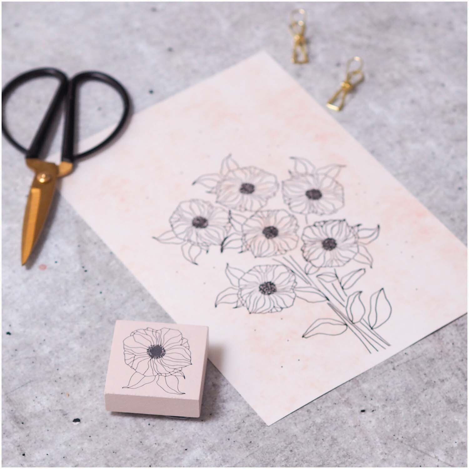 Stempel Blüte groß 45x45mm zeigt ein florales Design auf rosa Hintergrund, ideal für kreative Projekte.