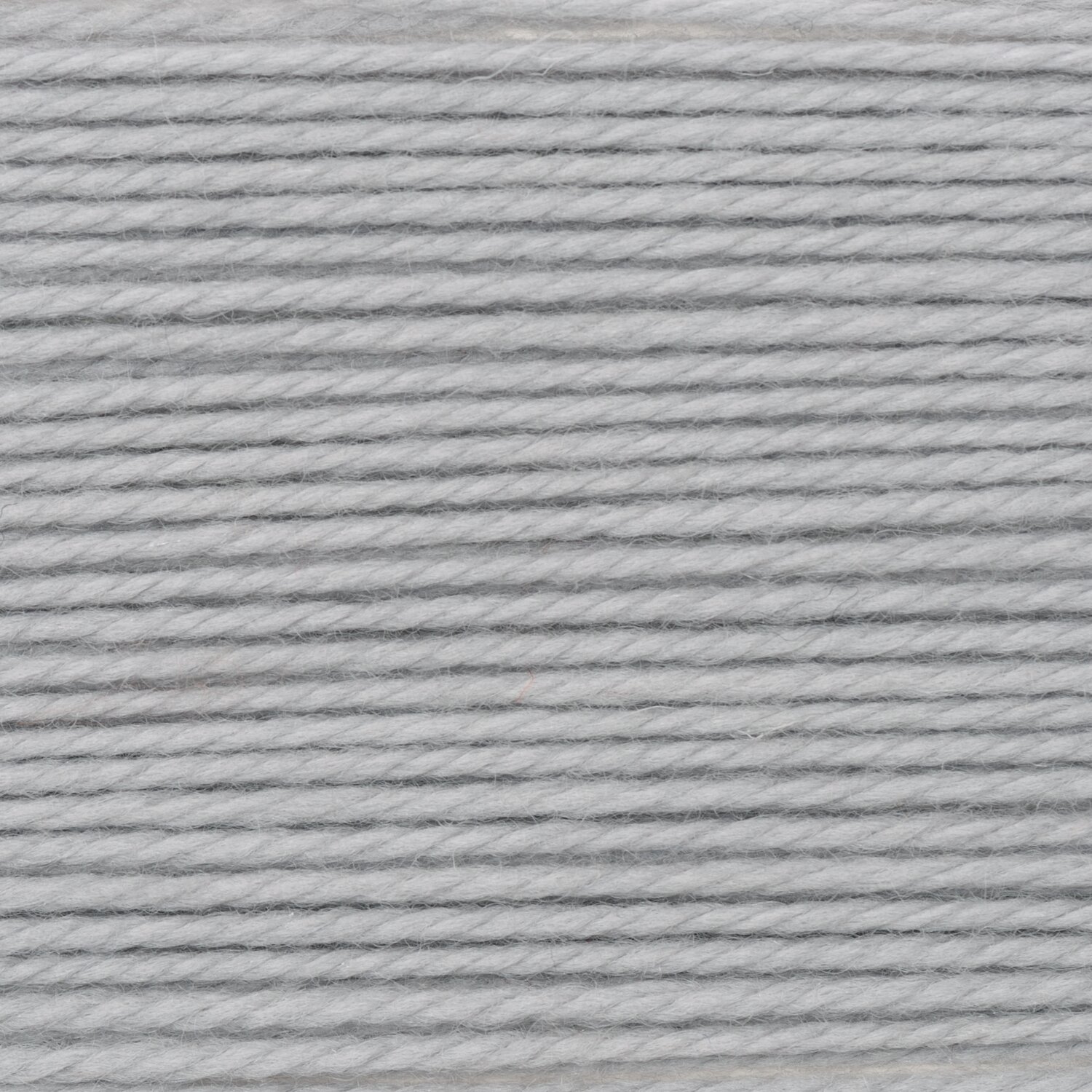 Wickelkarte des Garns Essentials Soft Merino aran in der Farbe 096 Silbergrau.