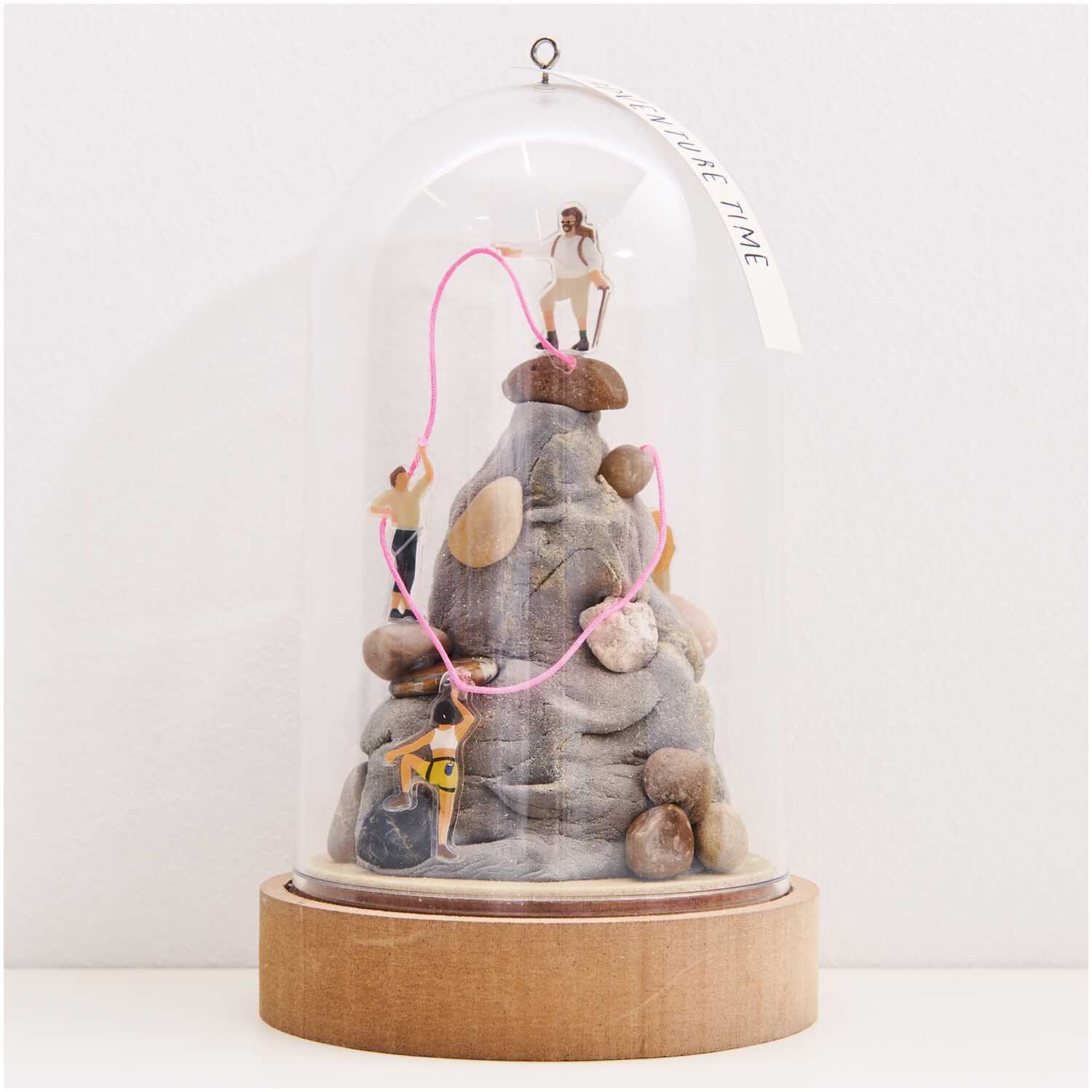 Figurico Modelliermasse 28g: Miniaturfiguren klettern auf Steinhaufen unter Glaskuppel, dekorativ und kreativ.