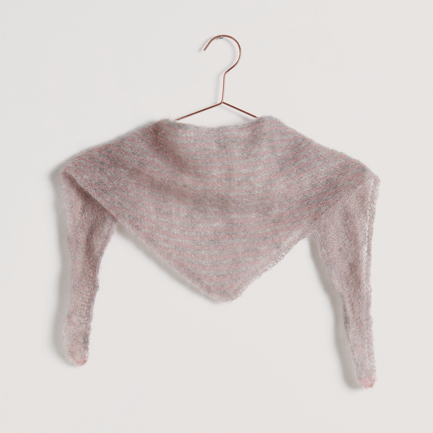 Flauschiges Mini Tuch auf grauem Hintergrund – zum Strickset