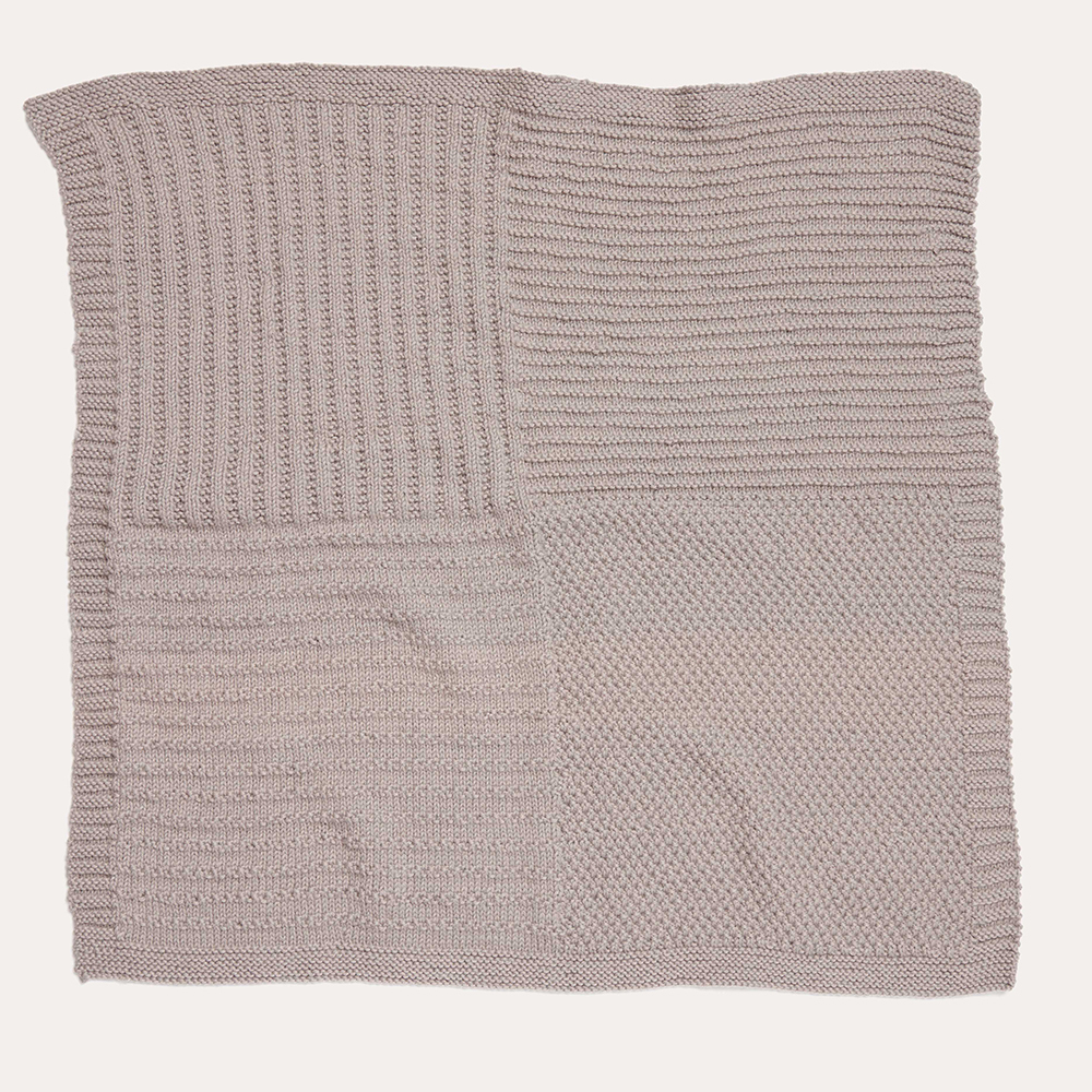 Strickset Decke Modell 11 aus Baby Nr. 38: Quadratische, beige Strickdecke mit verschiedenen Strickmustern.
