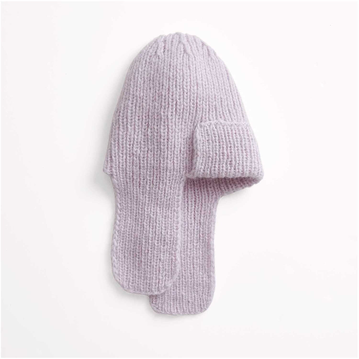 Strickset Mütze Modell 13: Weiche, gestrickte Mütze in zartem Fliederton, ideal für kalte Wintertage.