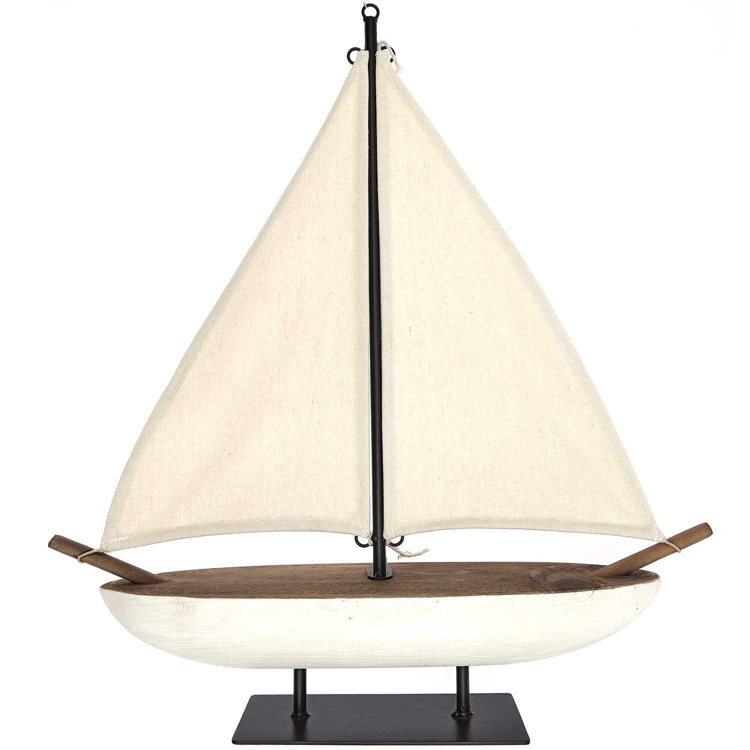 Segelboot aus Holz 55x59,5cm von Rico Design: Elegantes Modell mit weißem Segel und dunklem Holzrumpf auf schwarzem Ständer.