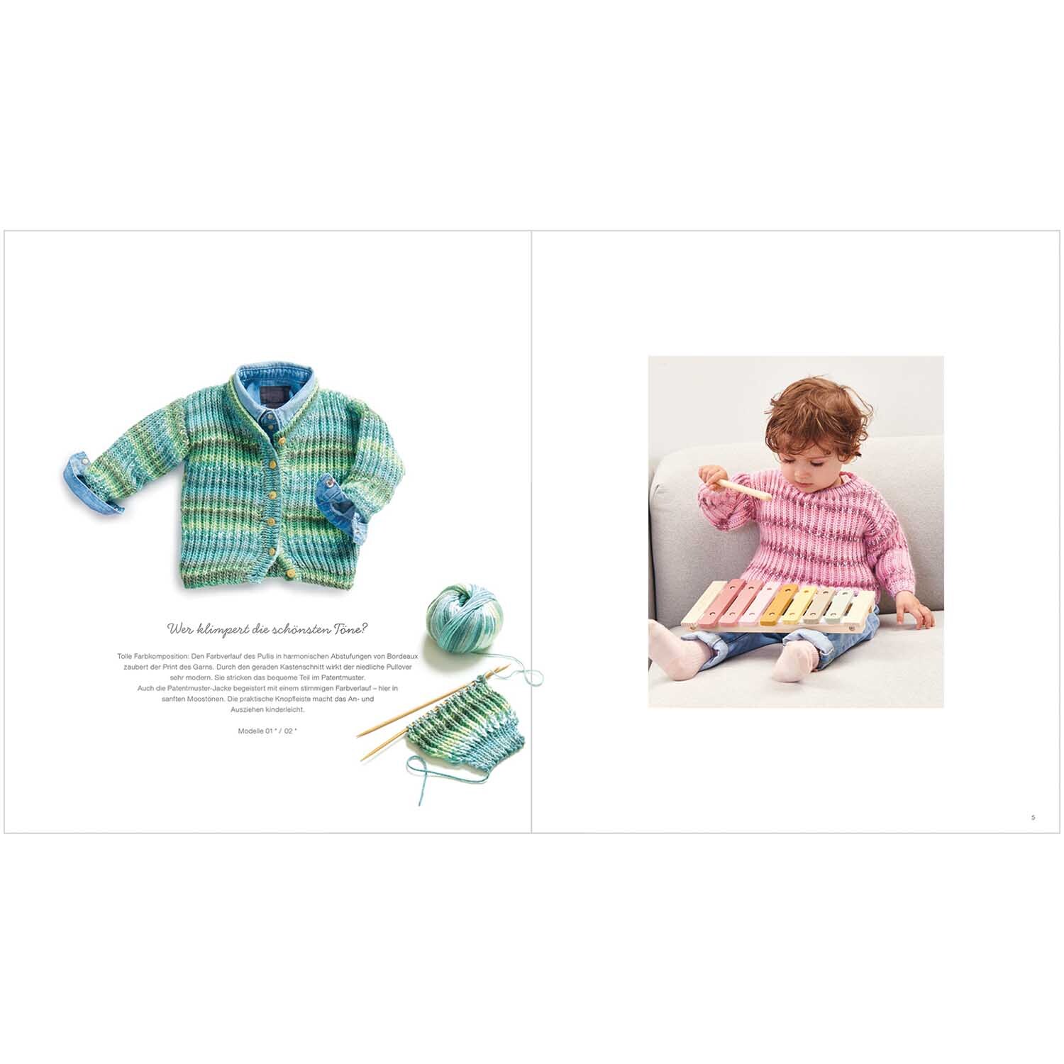 Rico Baby Heft Nr.32 zeigt ein gestricktes Kinderoutfit in Grün und Blau mit passendem Garn. Ein Kind trägt einen rosa Pullover.
