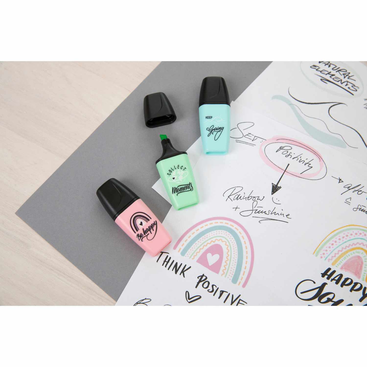 Textmarker Boss Mini Pastelllove Edition, 6 Stück, in Pastellfarben auf Papier mit kreativen Zeichnungen.