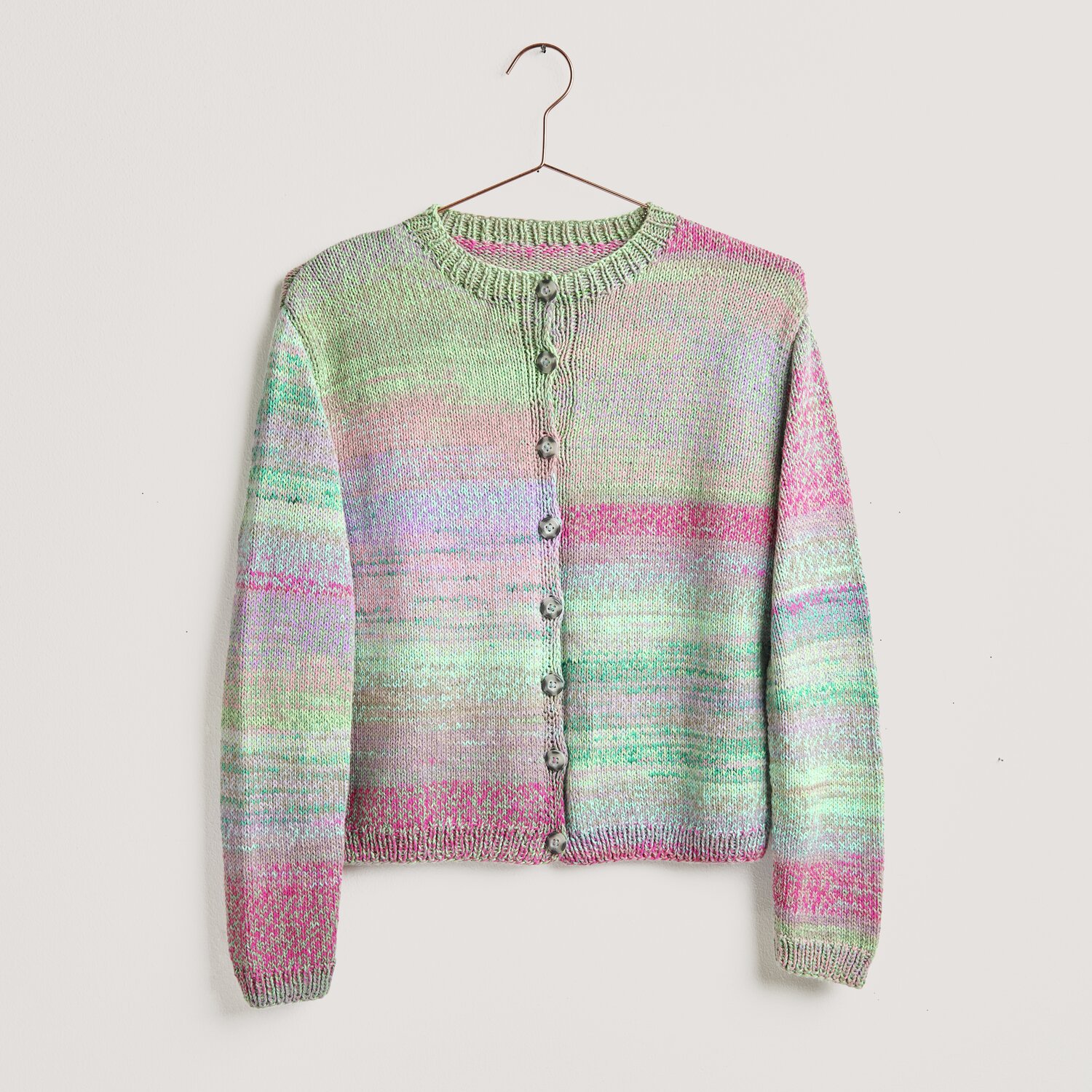 Strickset Jacke Modell 18a aus Lovewool No. 20. Bunte Strickjacke von Rico Design mit Knöpfen, ideal für Frühjahr-Sommer.