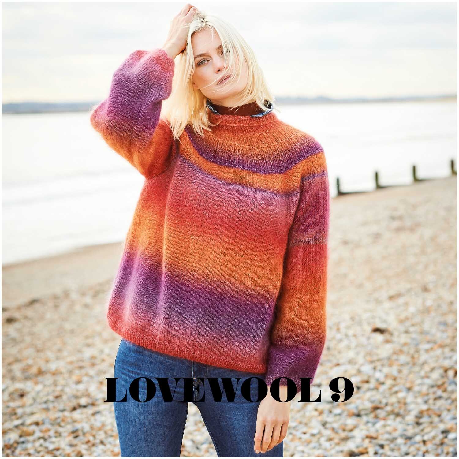 Essentials Super Kid Mohair Loves Silk Print Pullover in warmen Tönen am Strand getragen. Ideal für stilvolle Herbsttage.