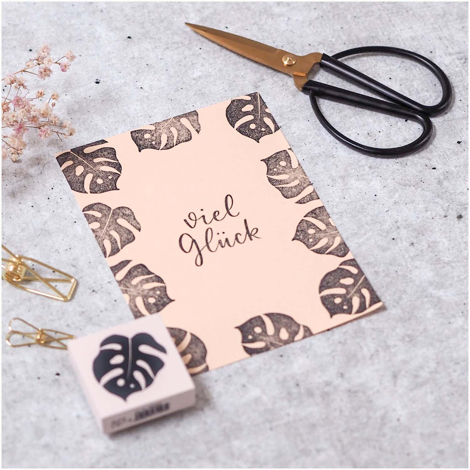 Stempel Palmblatt nude 45x45mm von May&Berry neben einer Karte mit Palmblattmuster und Schere.